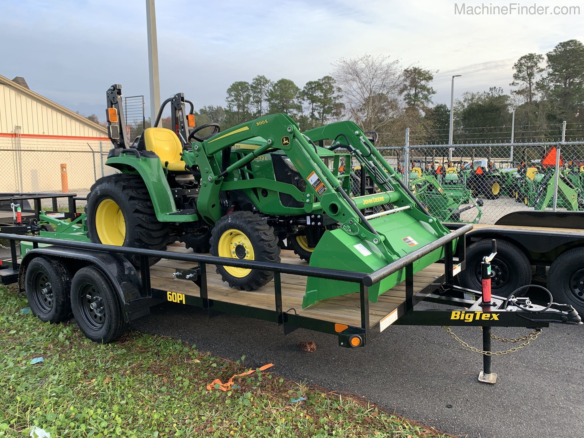 2020 John Deere 3032E Image 2