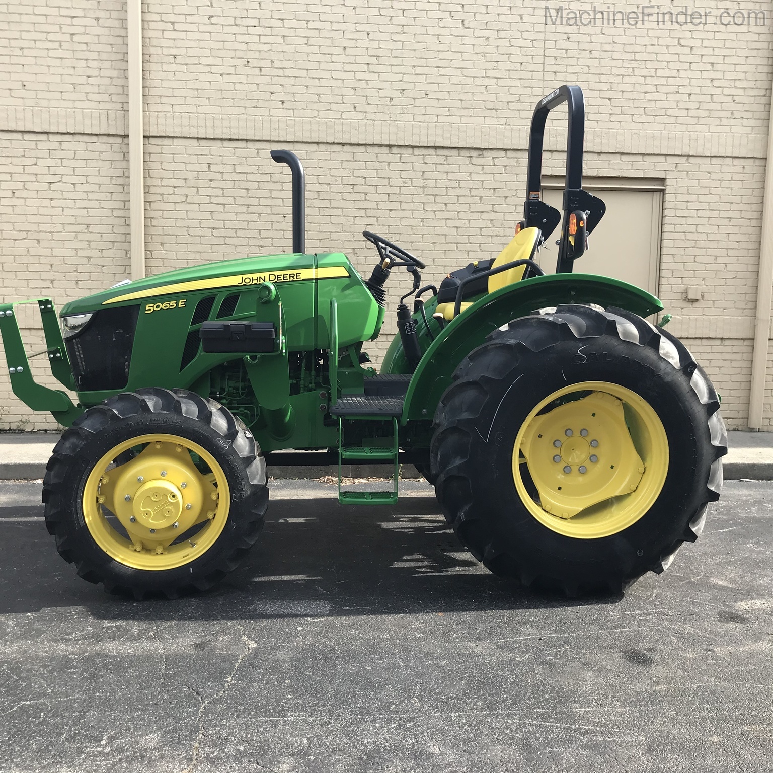 2018 John Deere 5065E Image 1