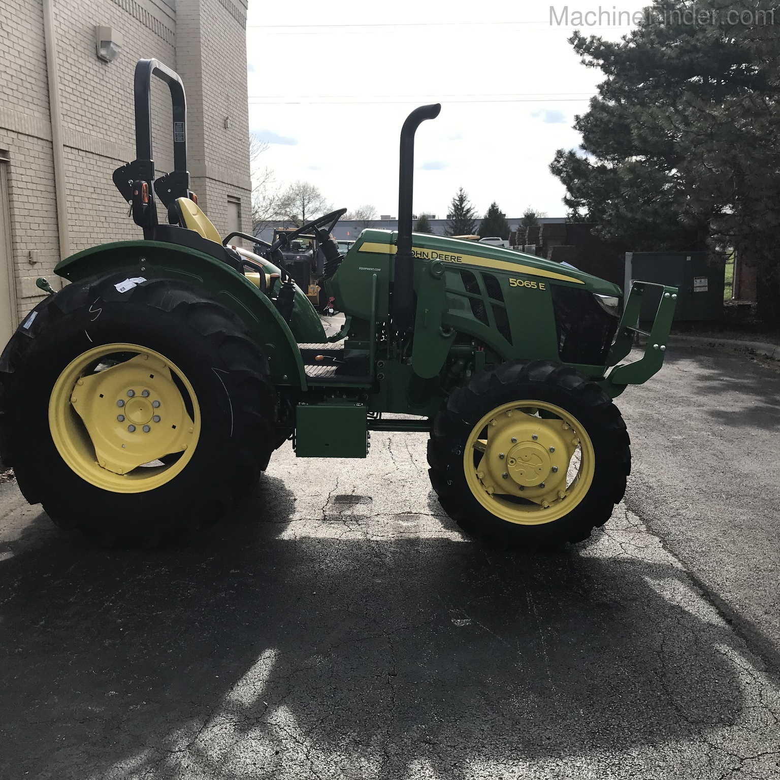 2018 John Deere 5065E Image 3
