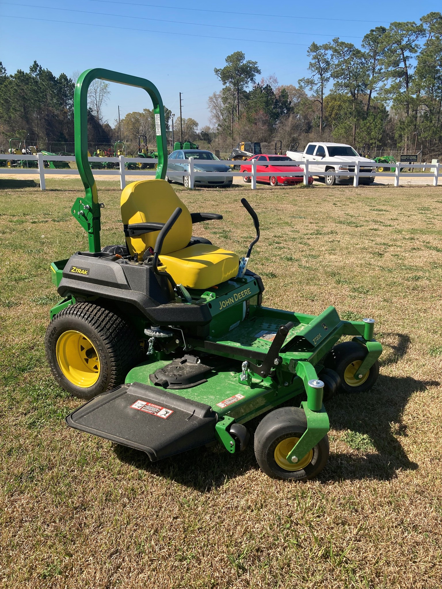 2025 John Deere Z720E Image 4