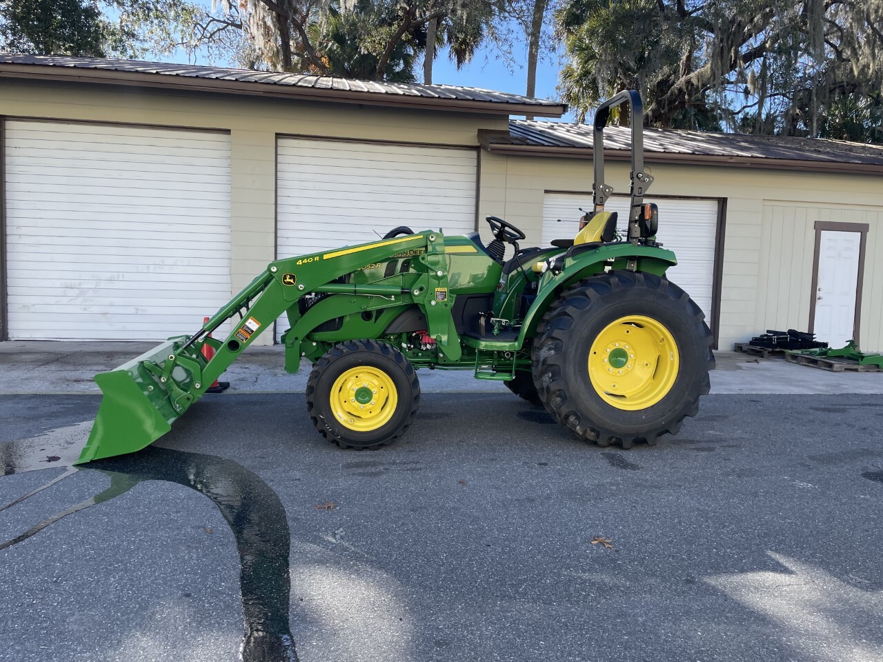 2023 John Deere 4052R Image 1
