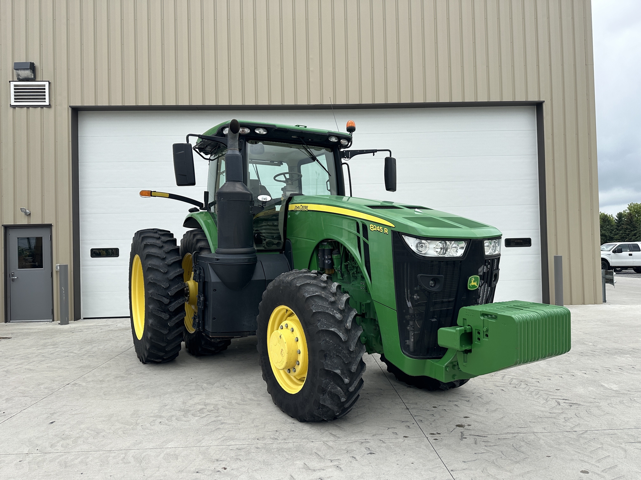 2019 John Deere 8245R Image 1