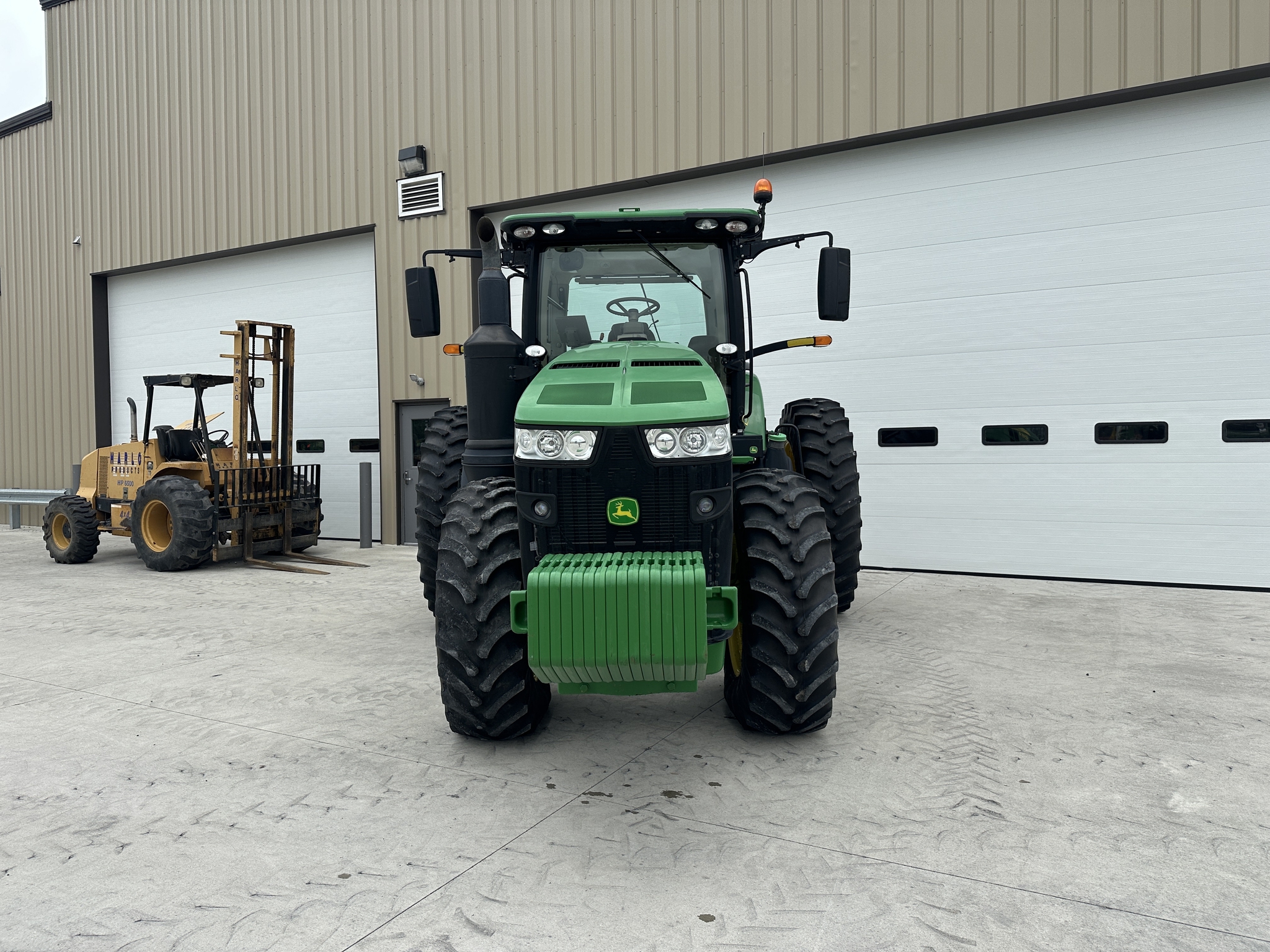 2019 John Deere 8245R Image 8