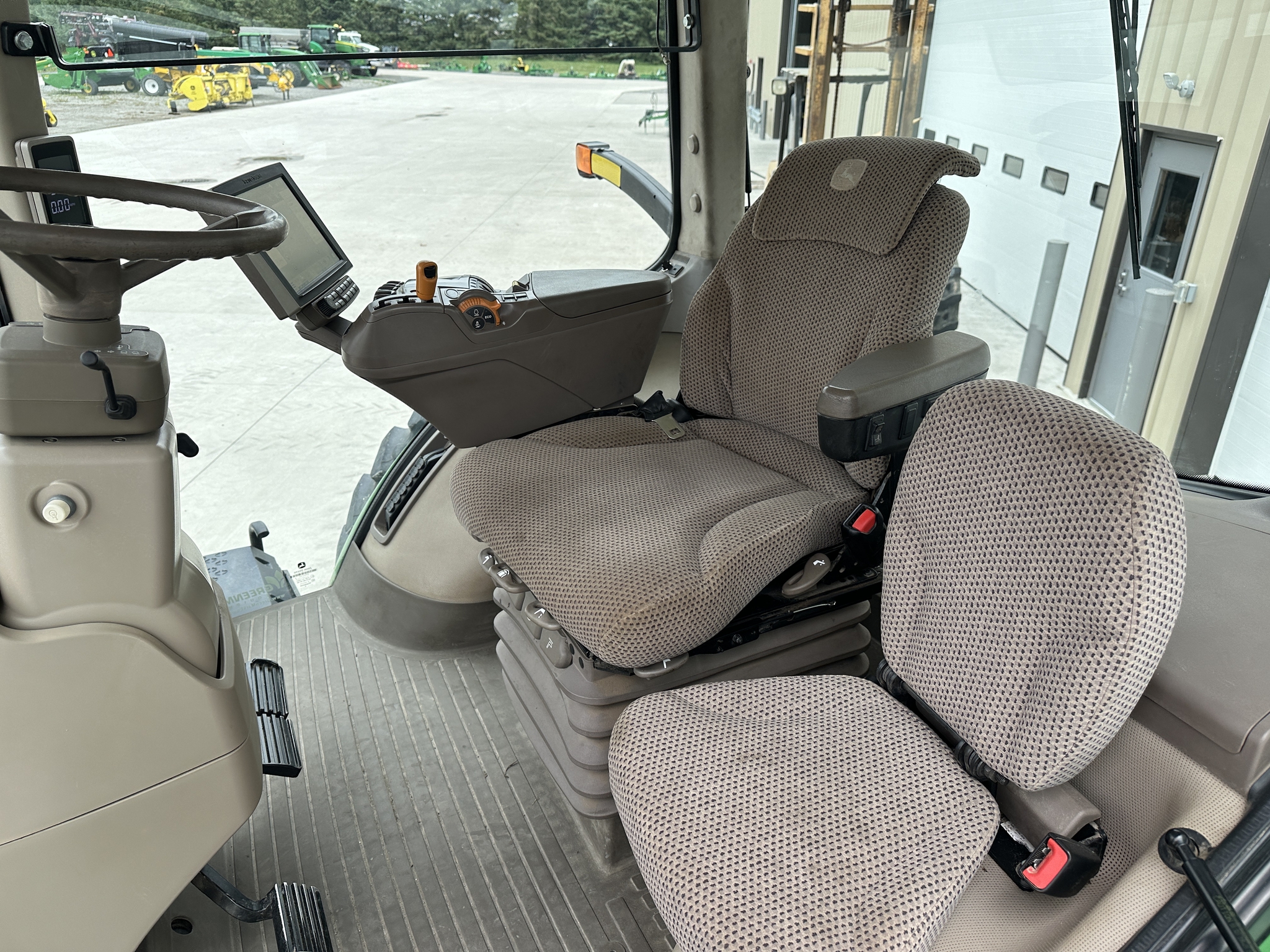 2019 John Deere 8245R Image 9