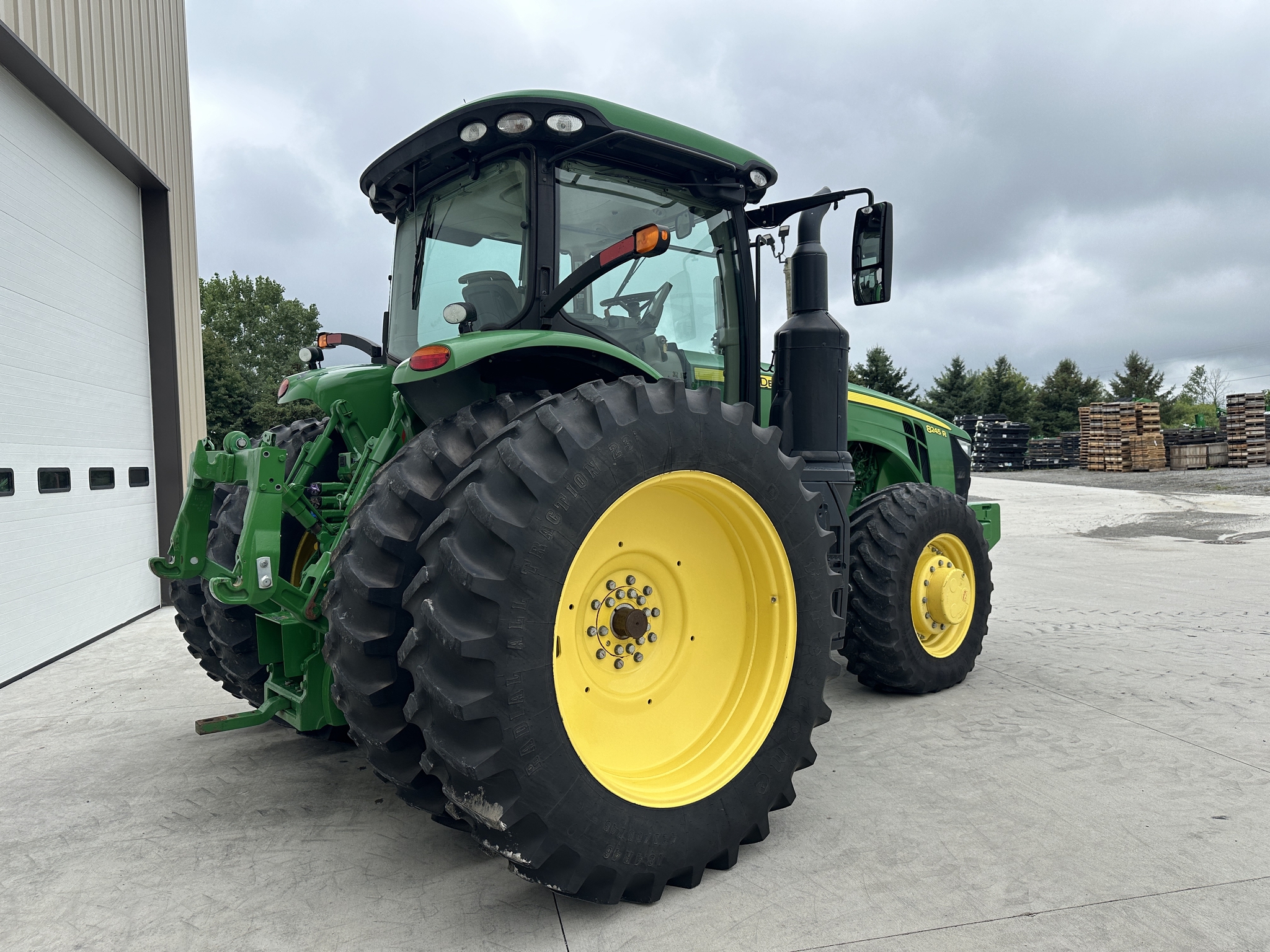 2019 John Deere 8245R Image 3