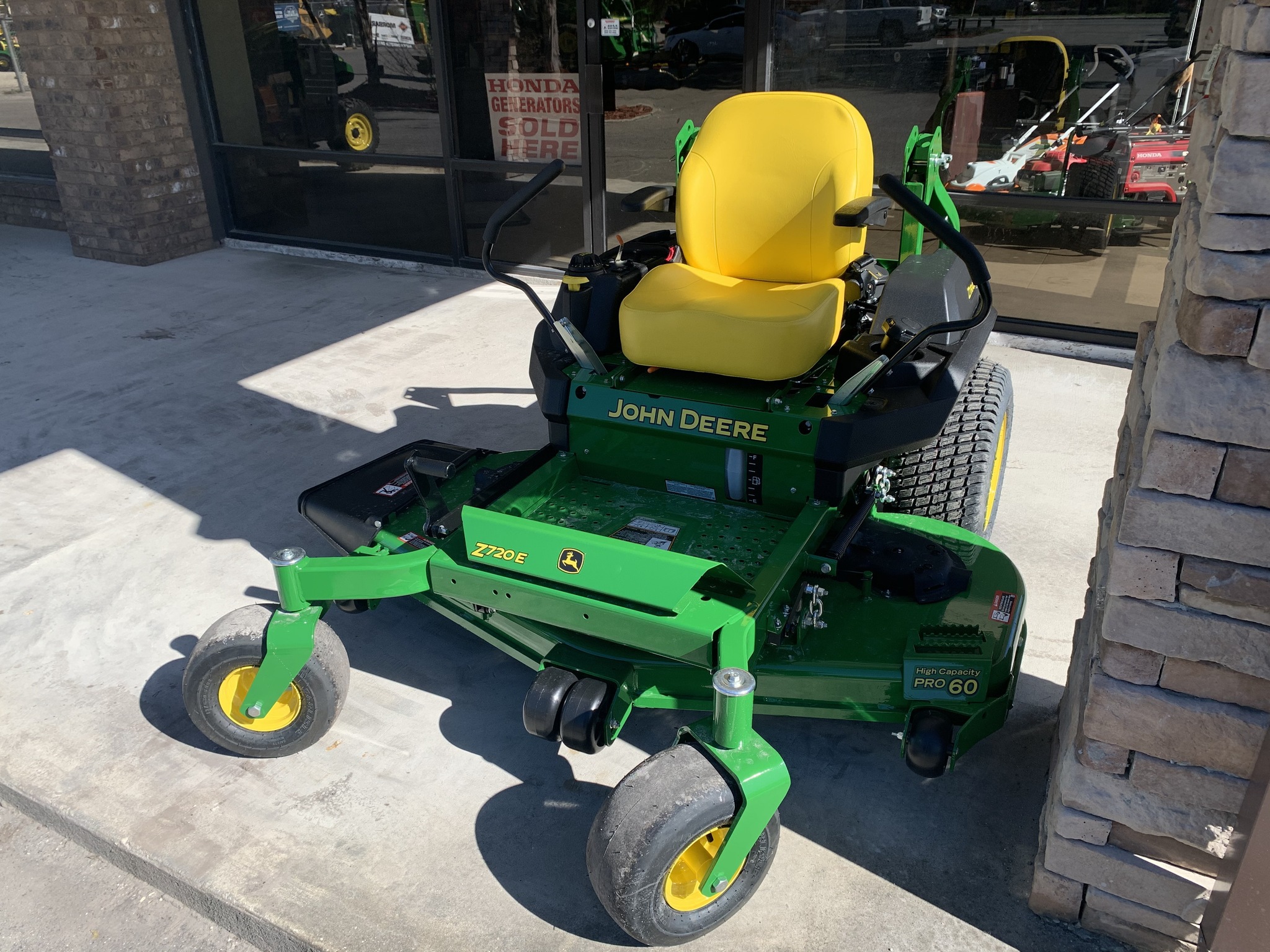 2025 John Deere Z720E Image 1