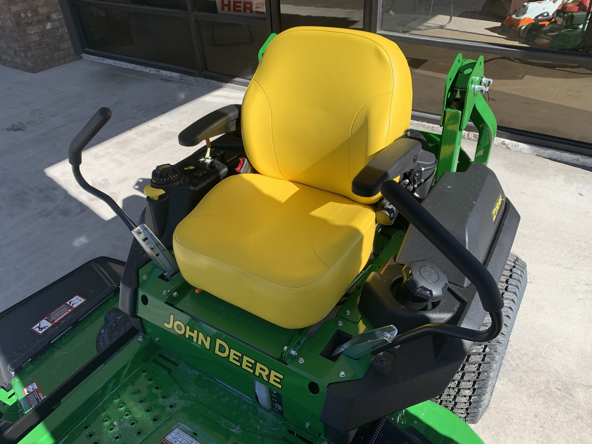 2025 John Deere Z720E Image 2