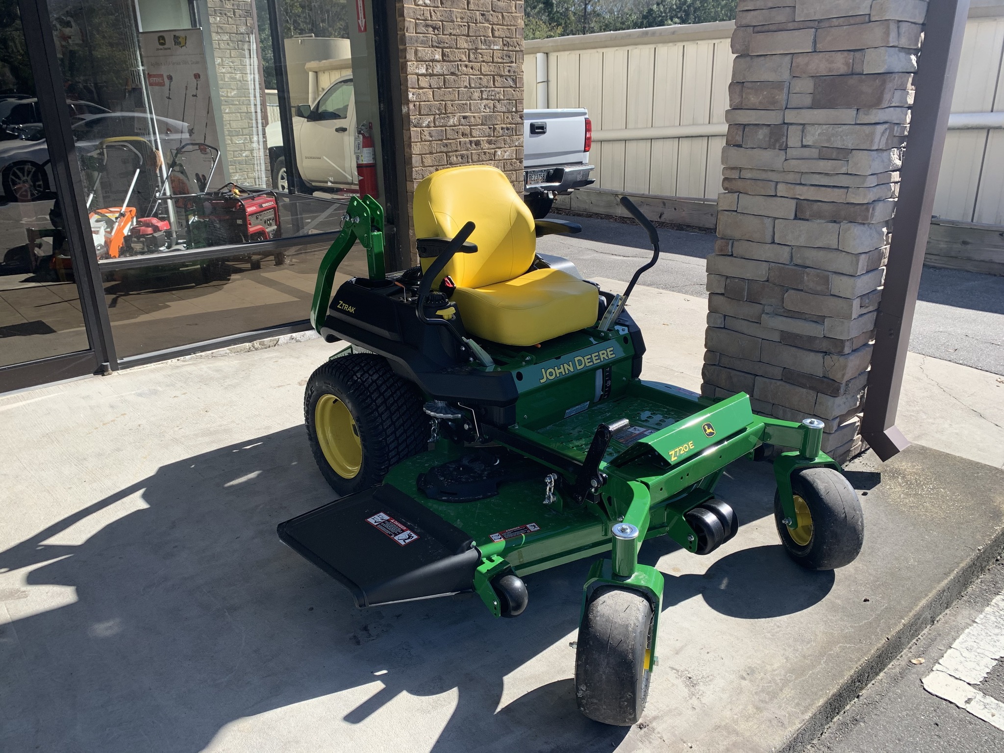 2025 John Deere Z720E Image 4