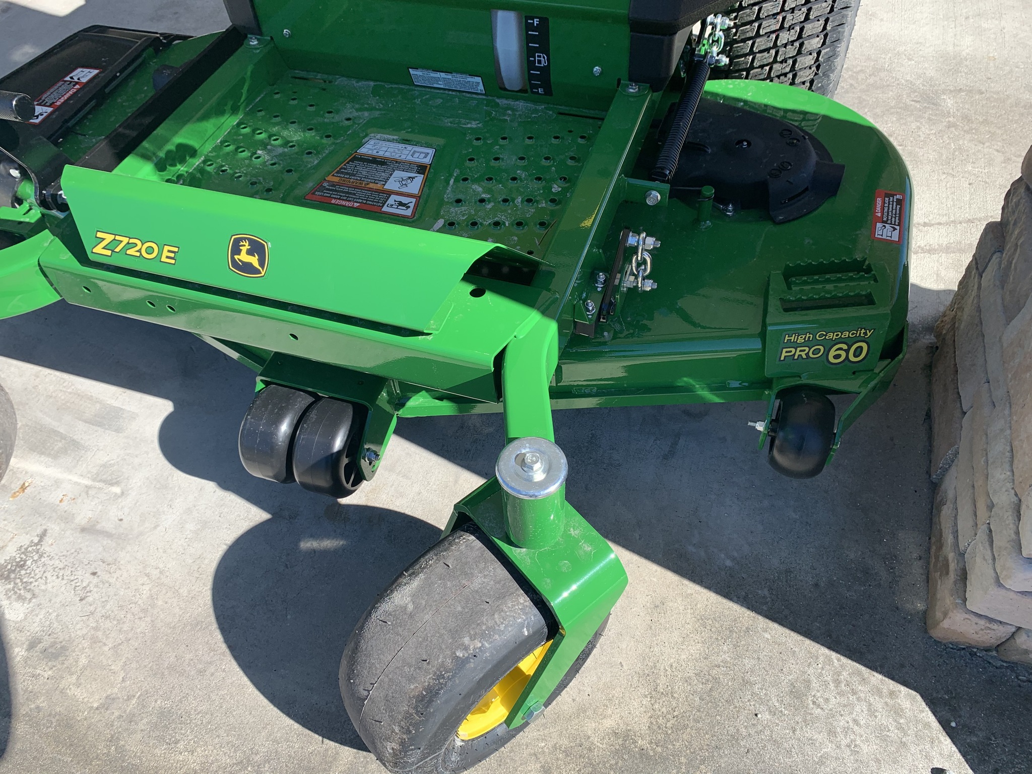 2025 John Deere Z720E Image 6