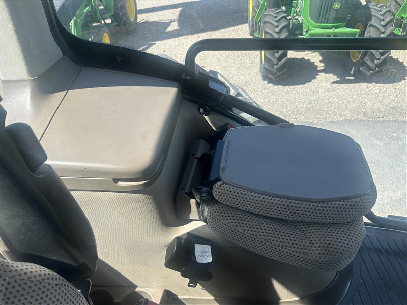 2013 John Deere 8335R Image 43