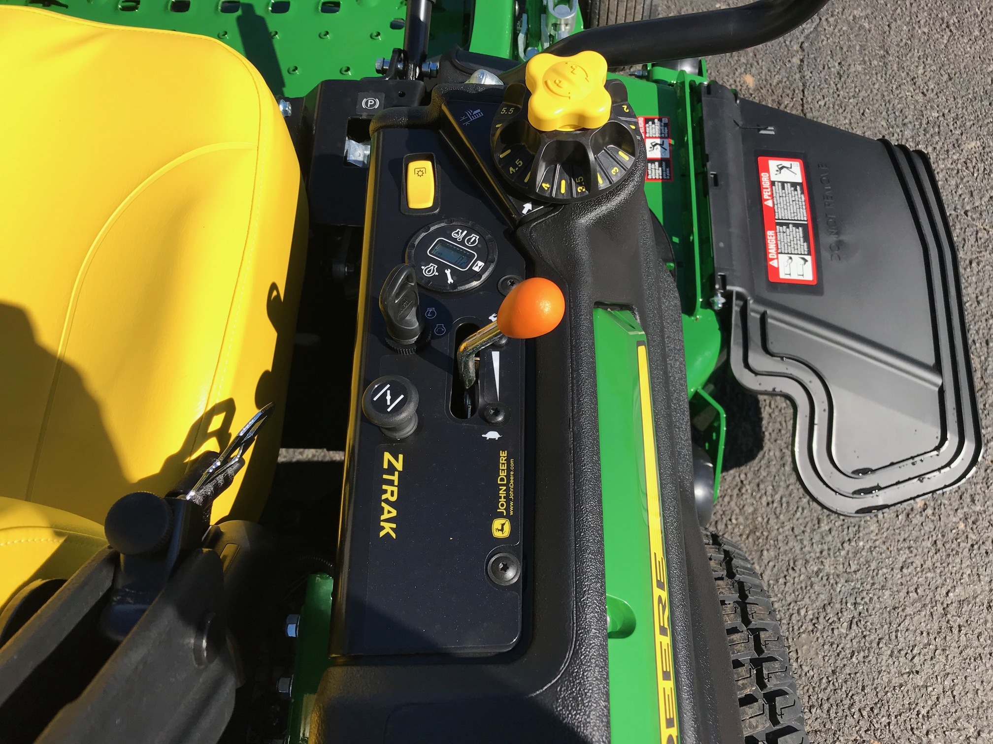 2025 John Deere Z920M Image 5