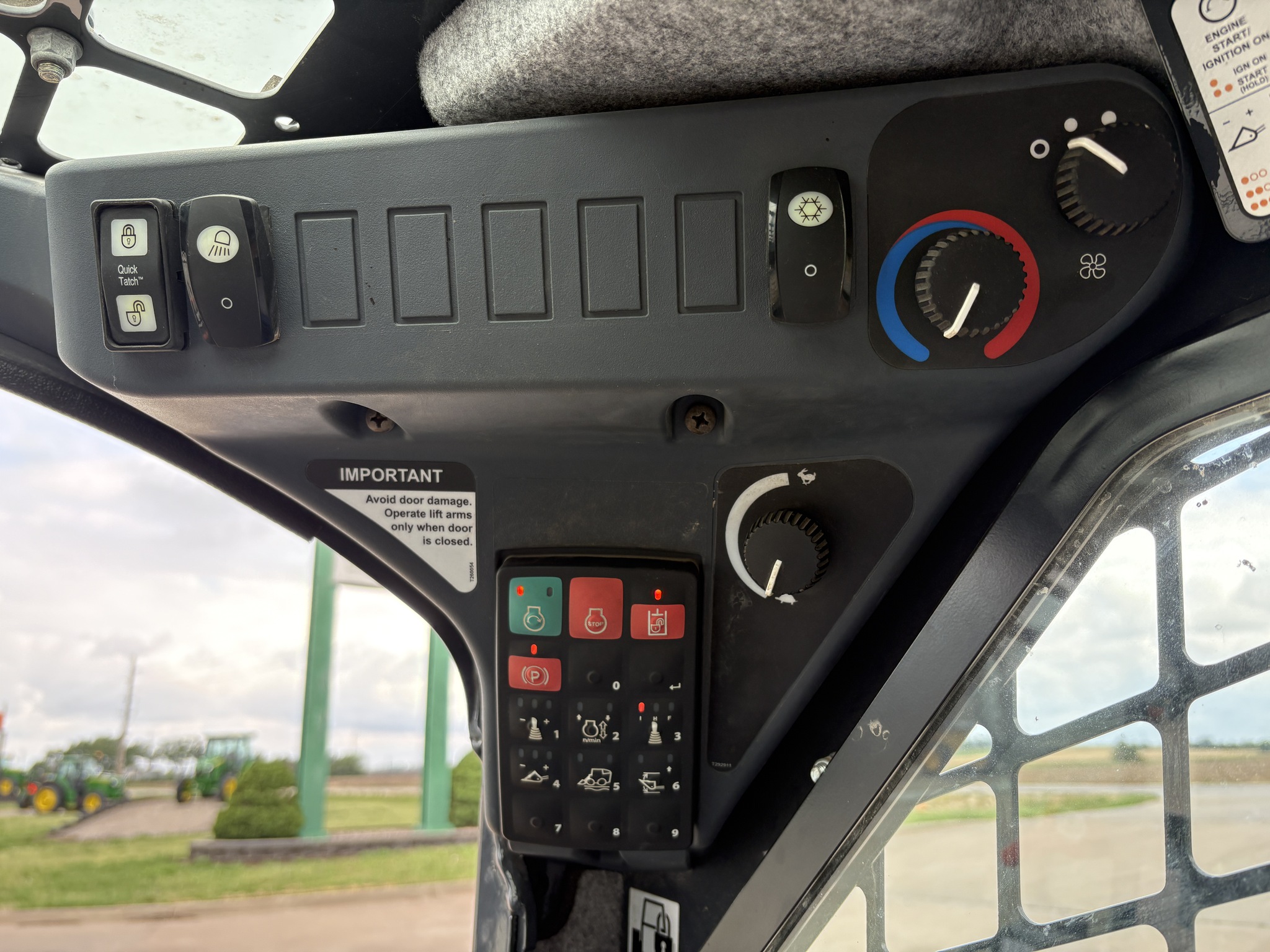2020 John Deere 325G Image 9