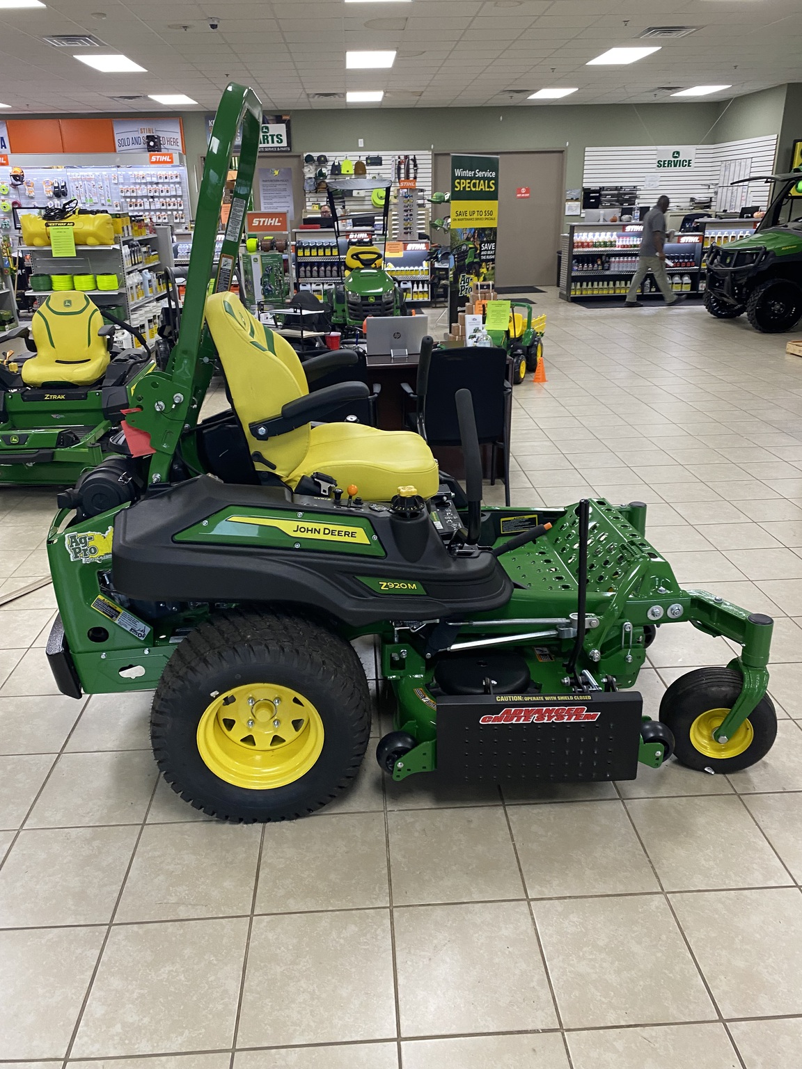 2025 John Deere Z920M Image 3