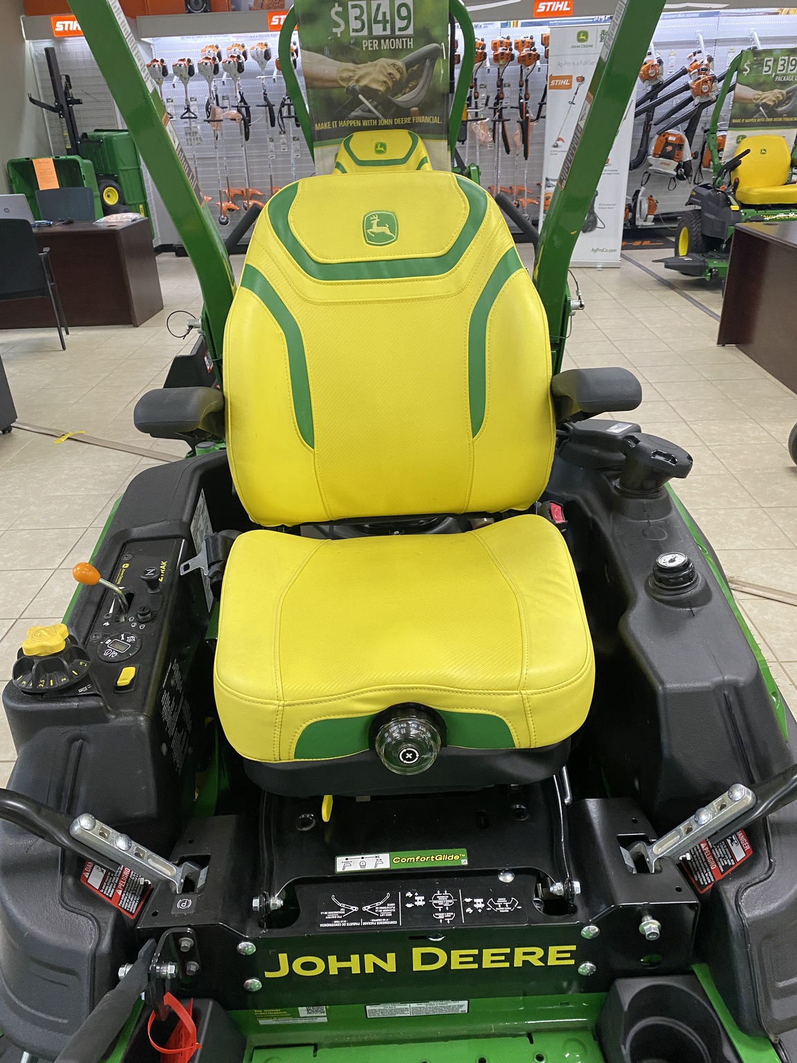 2025 John Deere Z920M Image 7