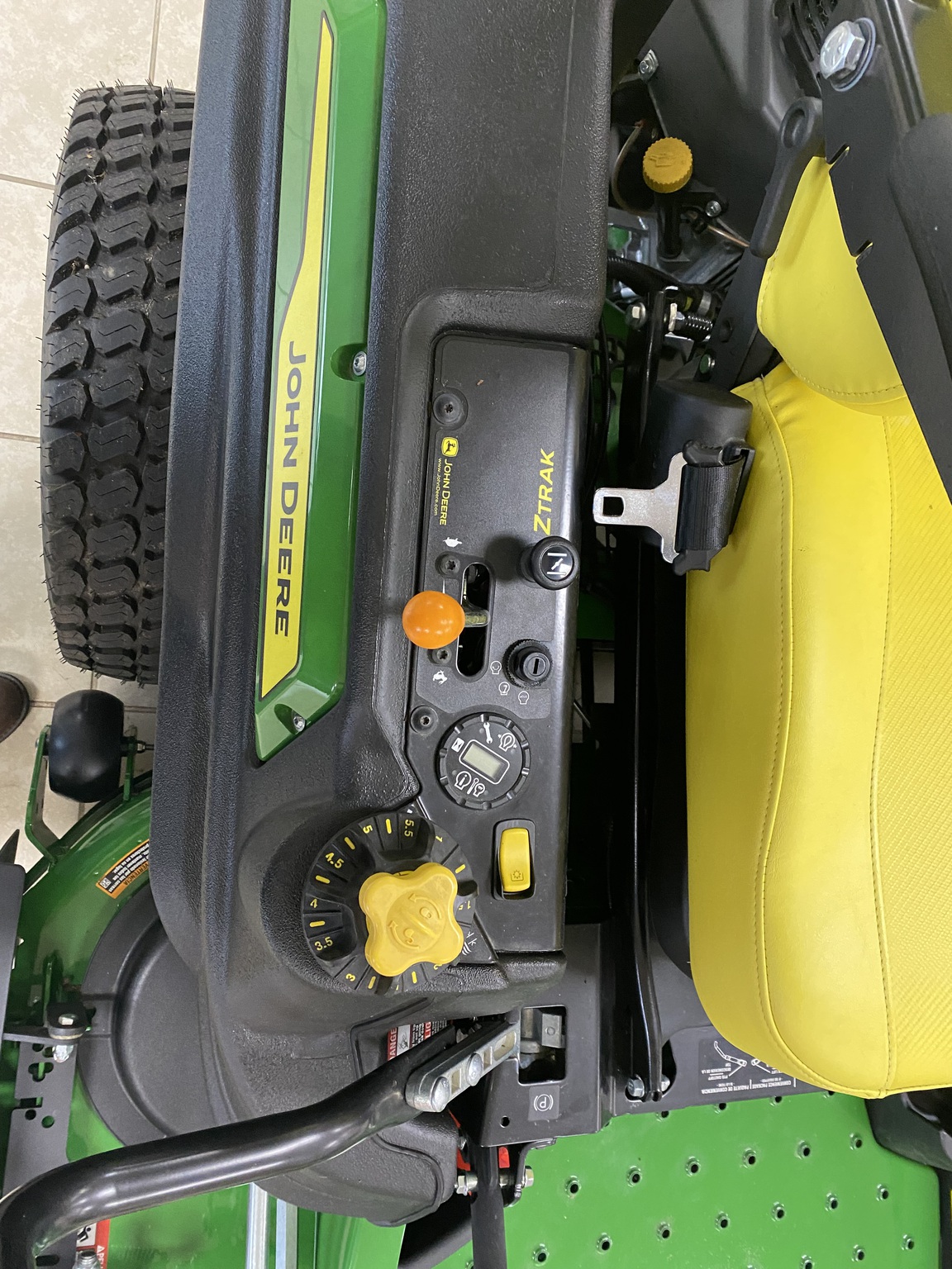 2025 John Deere Z920M Image 8