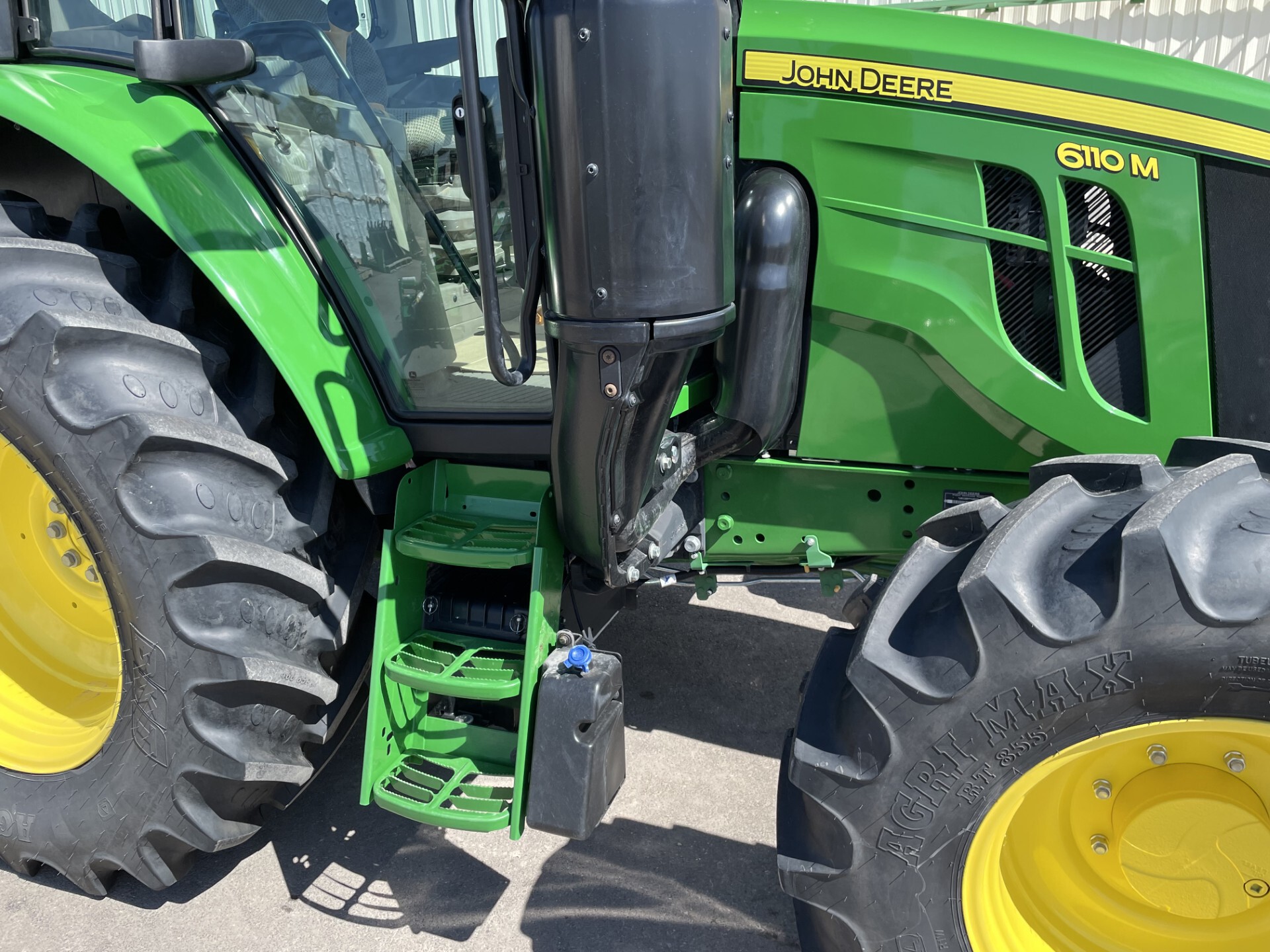 2023 John Deere 6110M Image 10