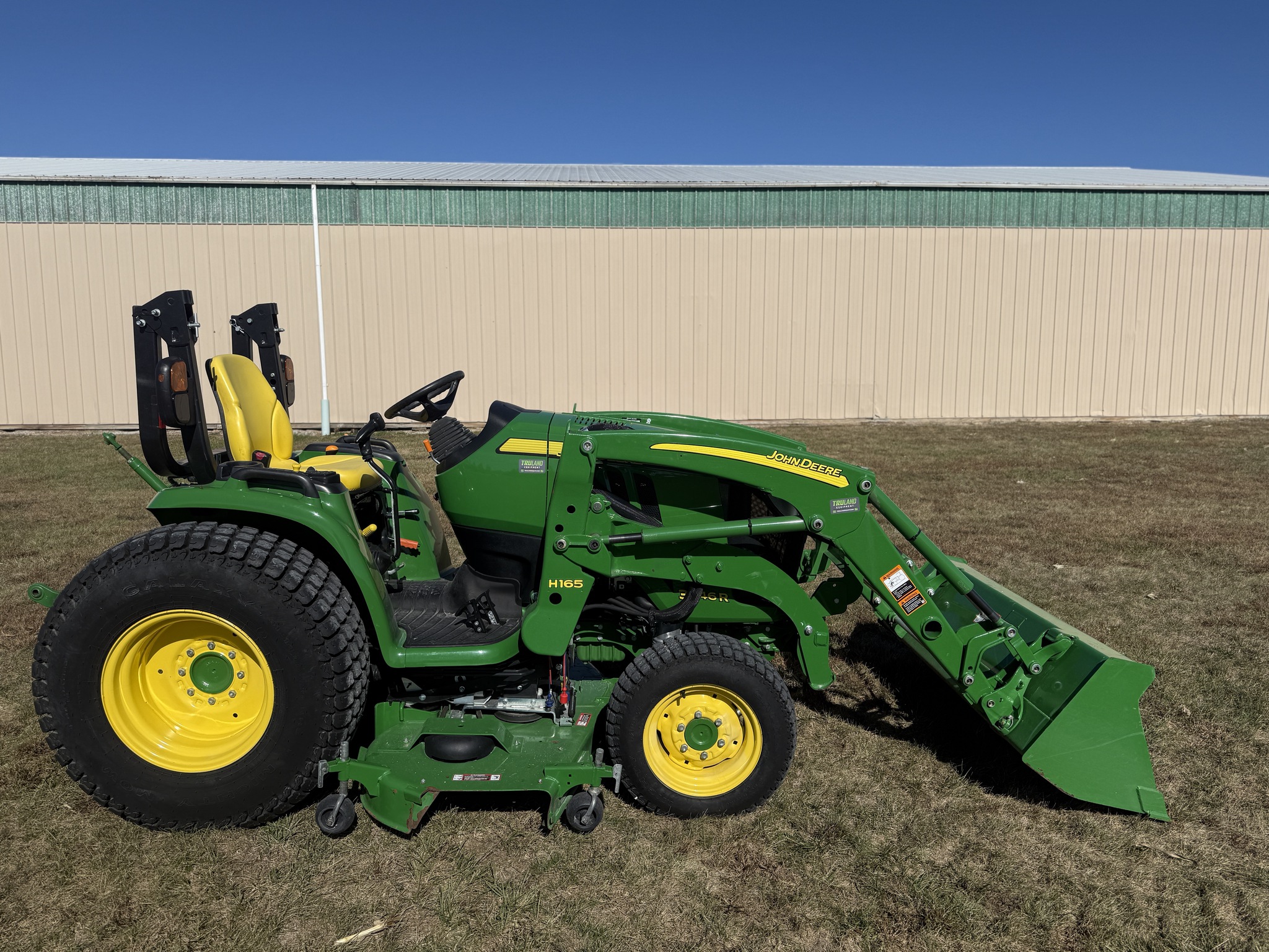 2017 John Deere 3046R Image 1