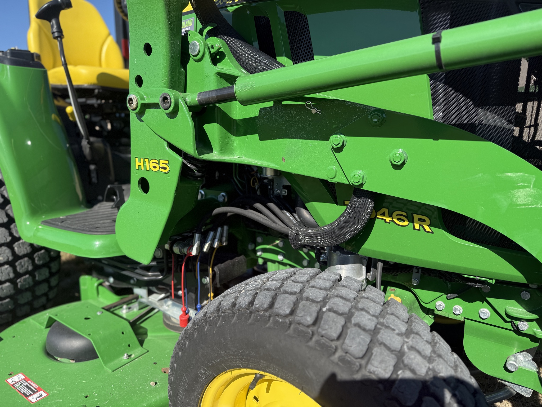 2017 John Deere 3046R Image 8