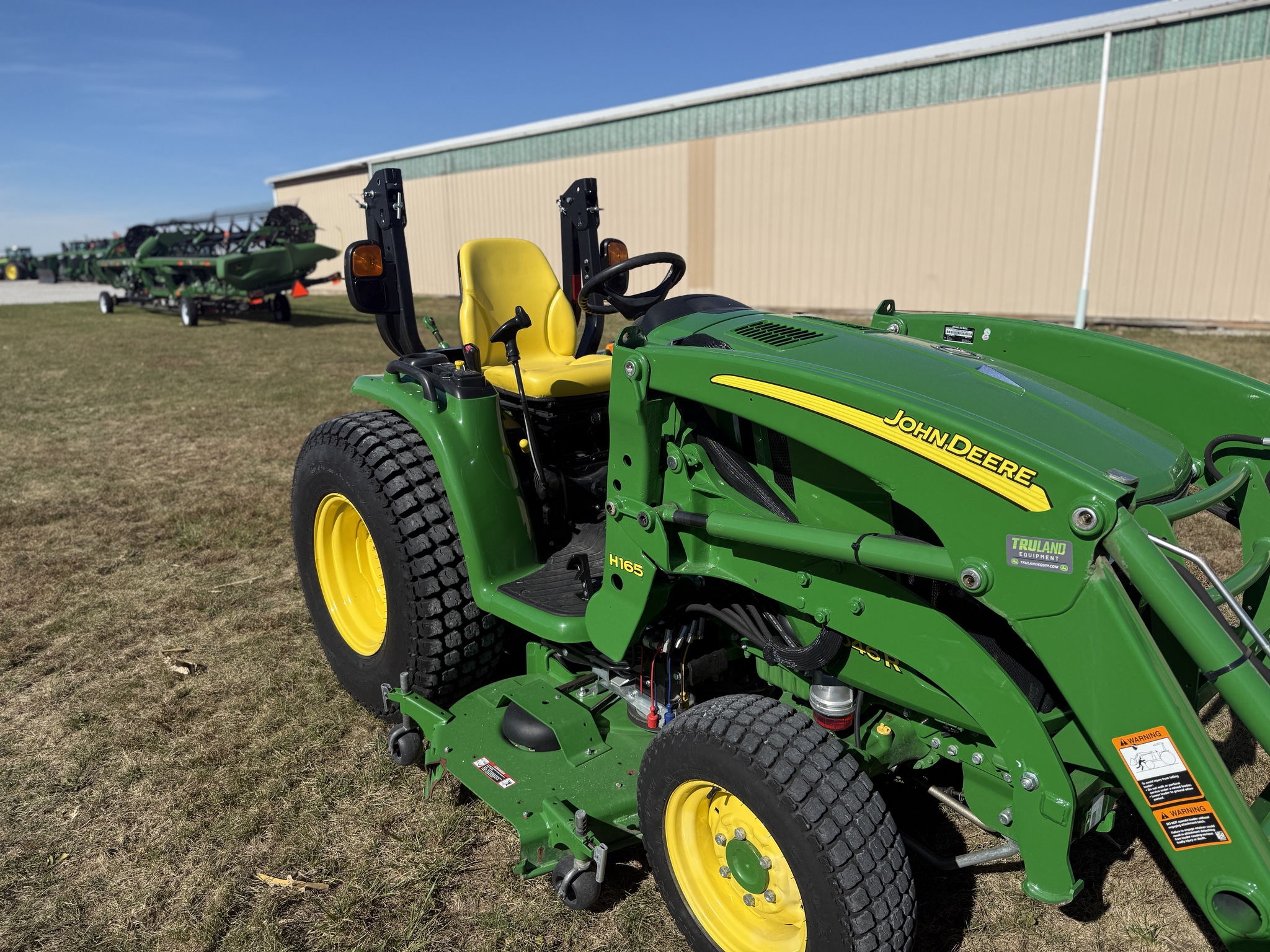 2017 John Deere 3046R Image 6