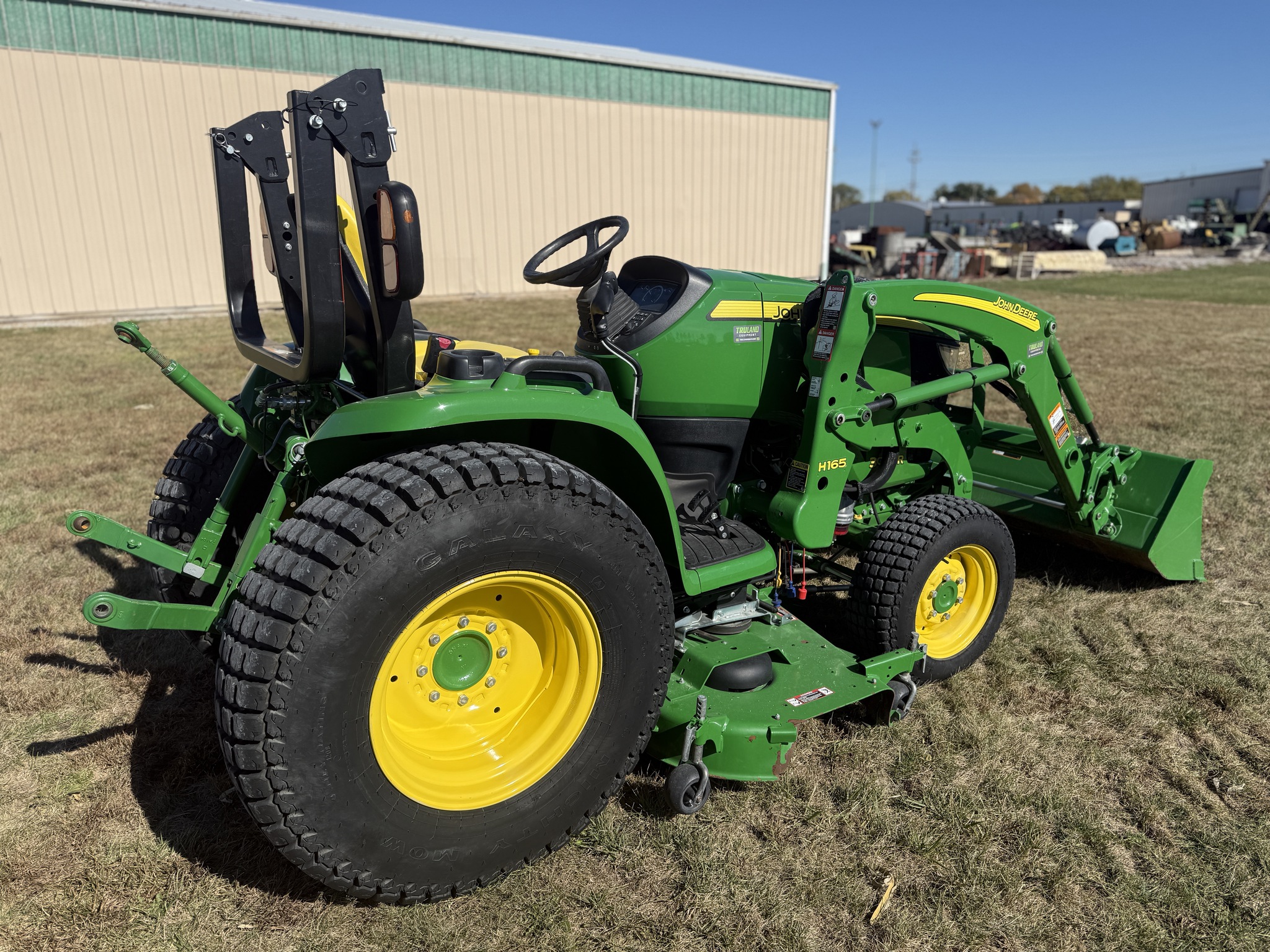 2017 John Deere 3046R Image 5