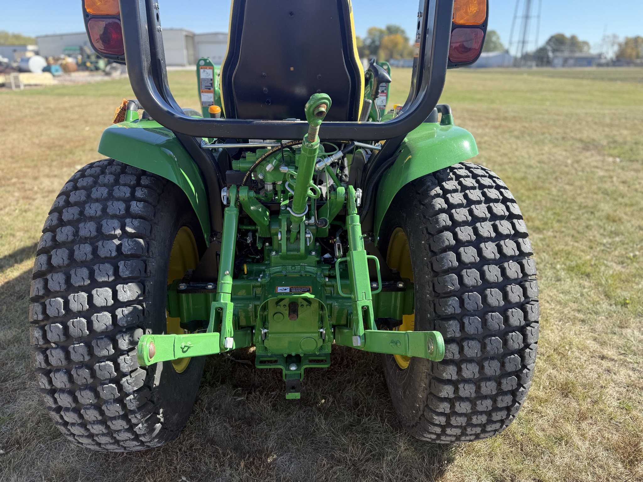 2017 John Deere 3046R Image 10