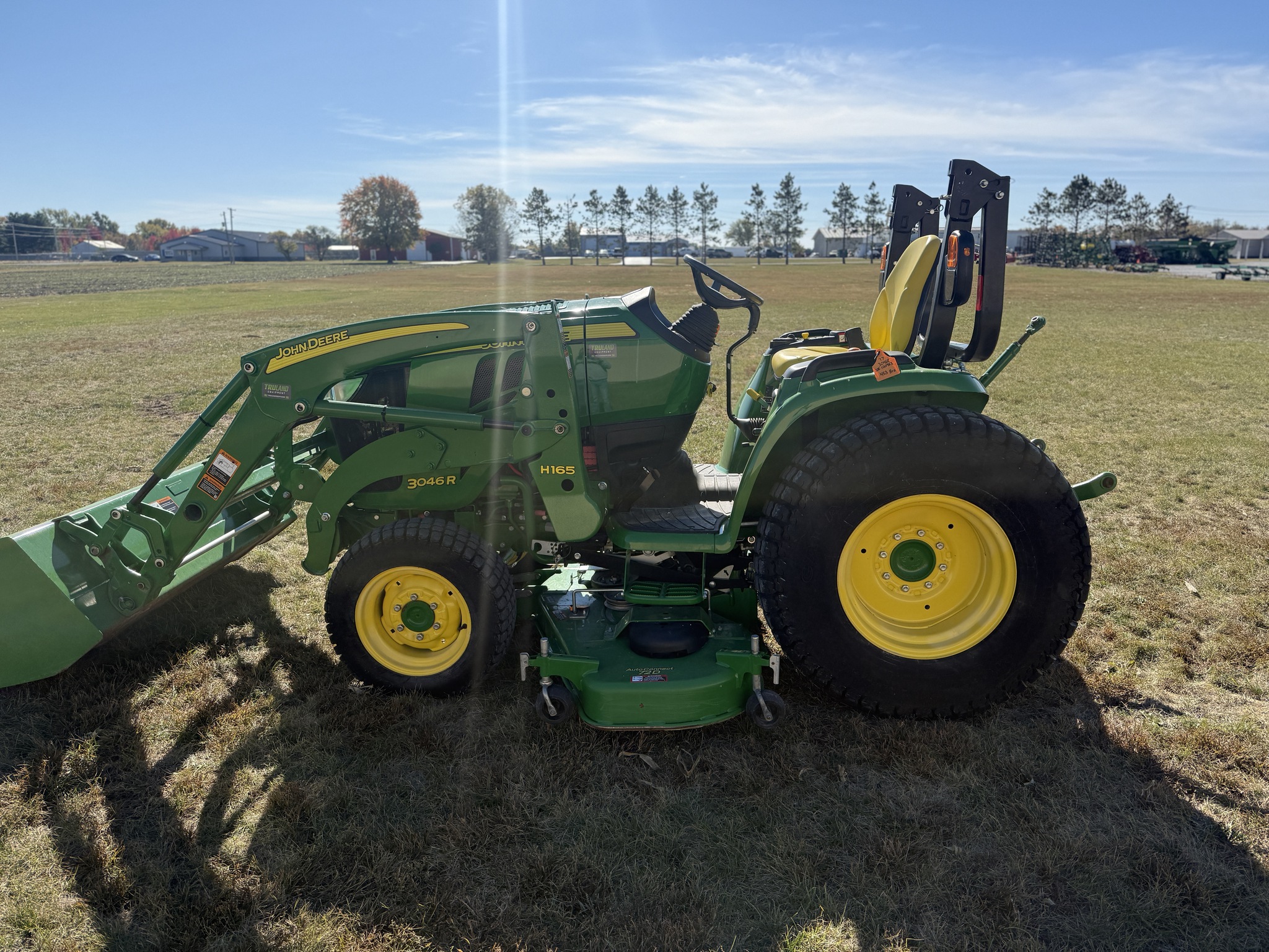 2017 John Deere 3046R Image 4