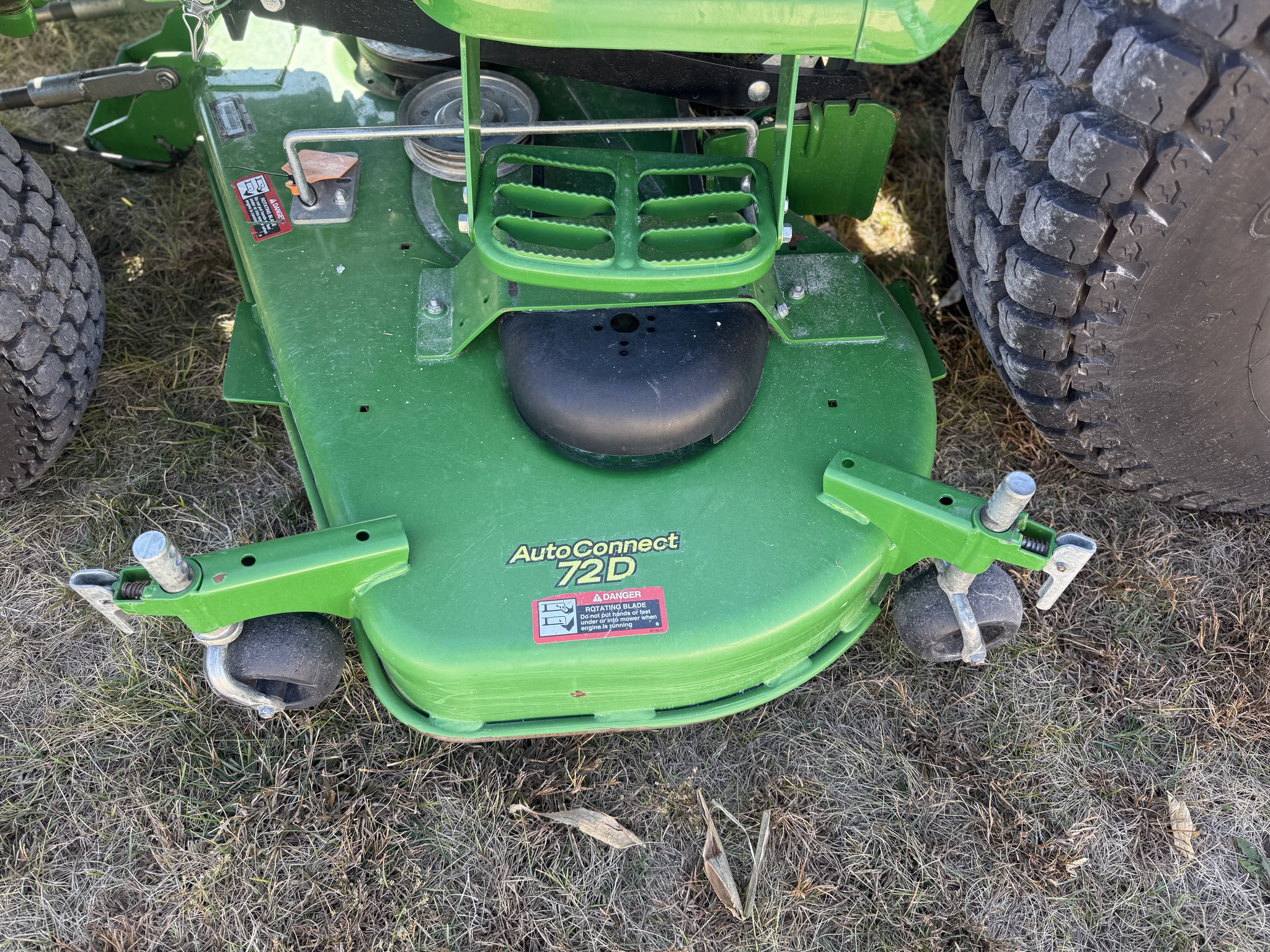 2017 John Deere 3046R Image 9