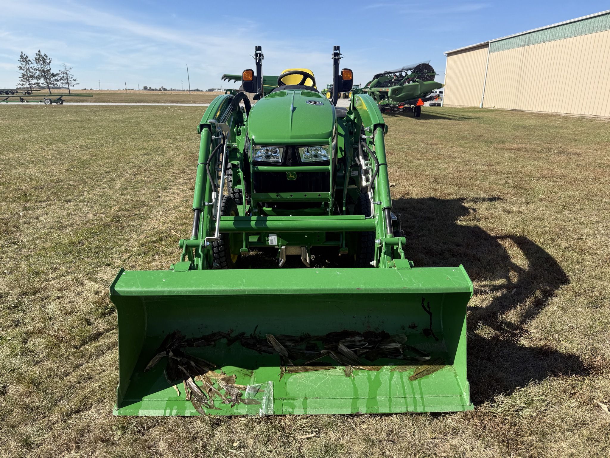 2017 John Deere 3046R Image 7