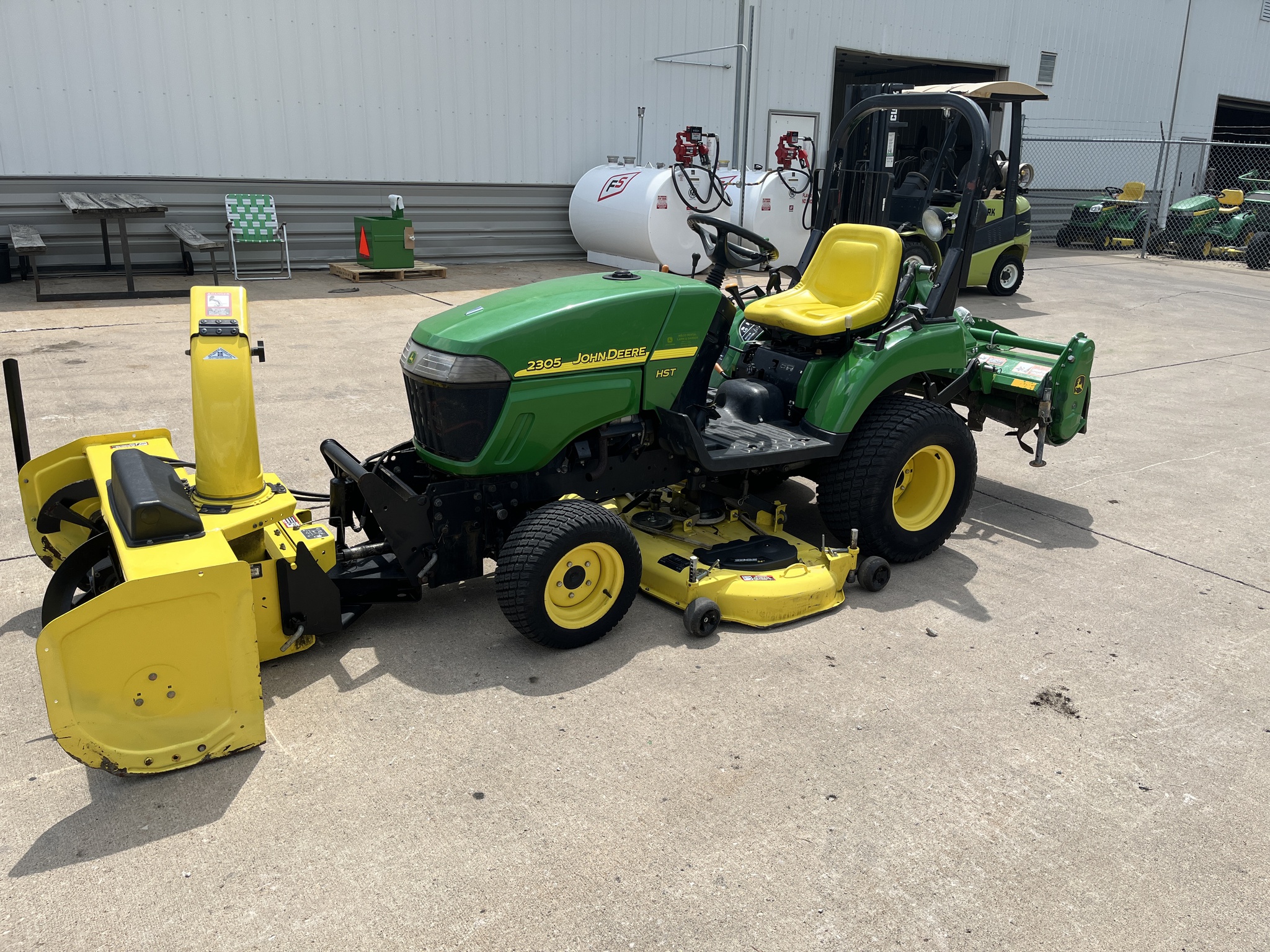 2008 John Deere 2305 Image 2