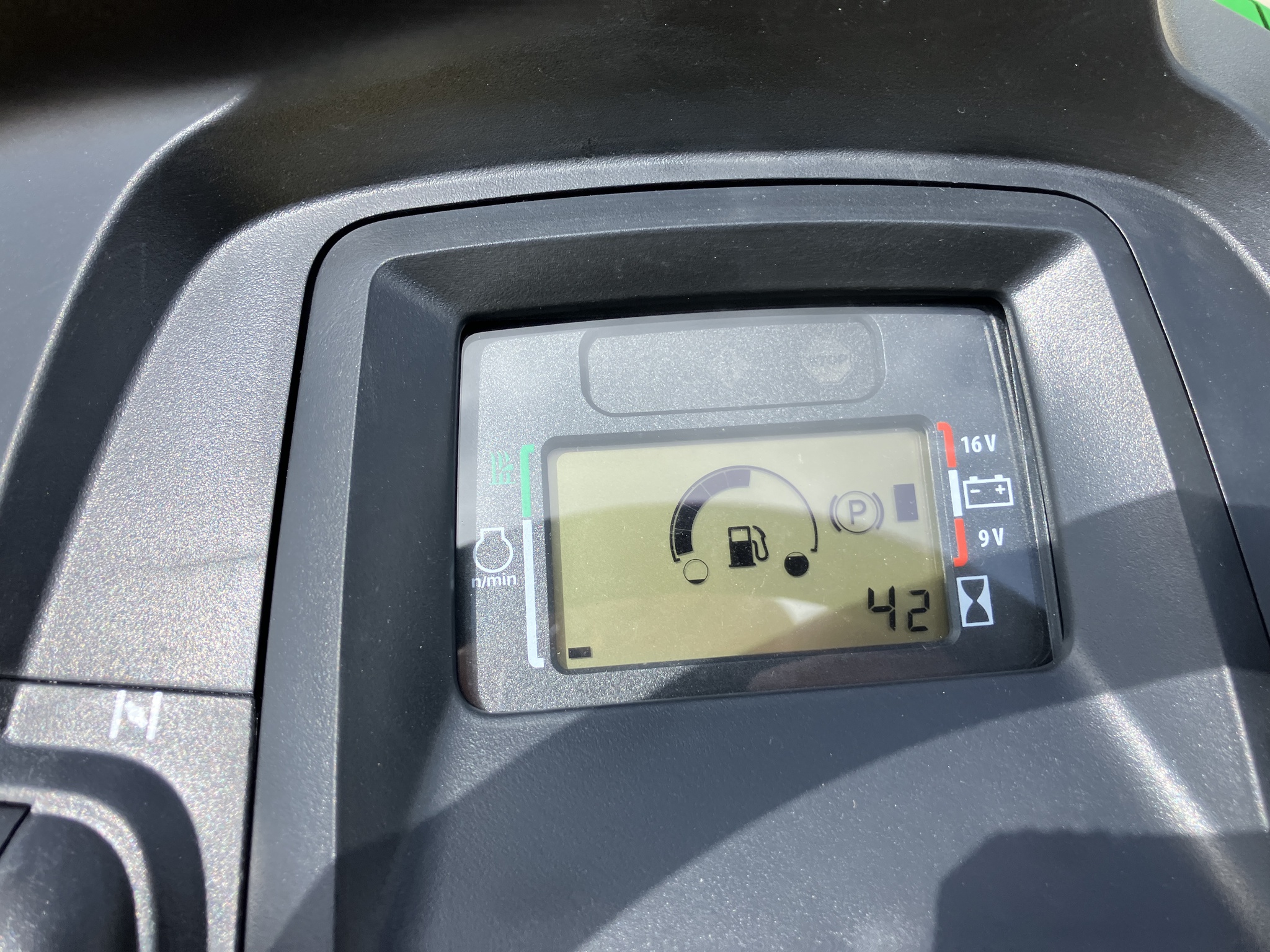 2024 John Deere X370 Image 6