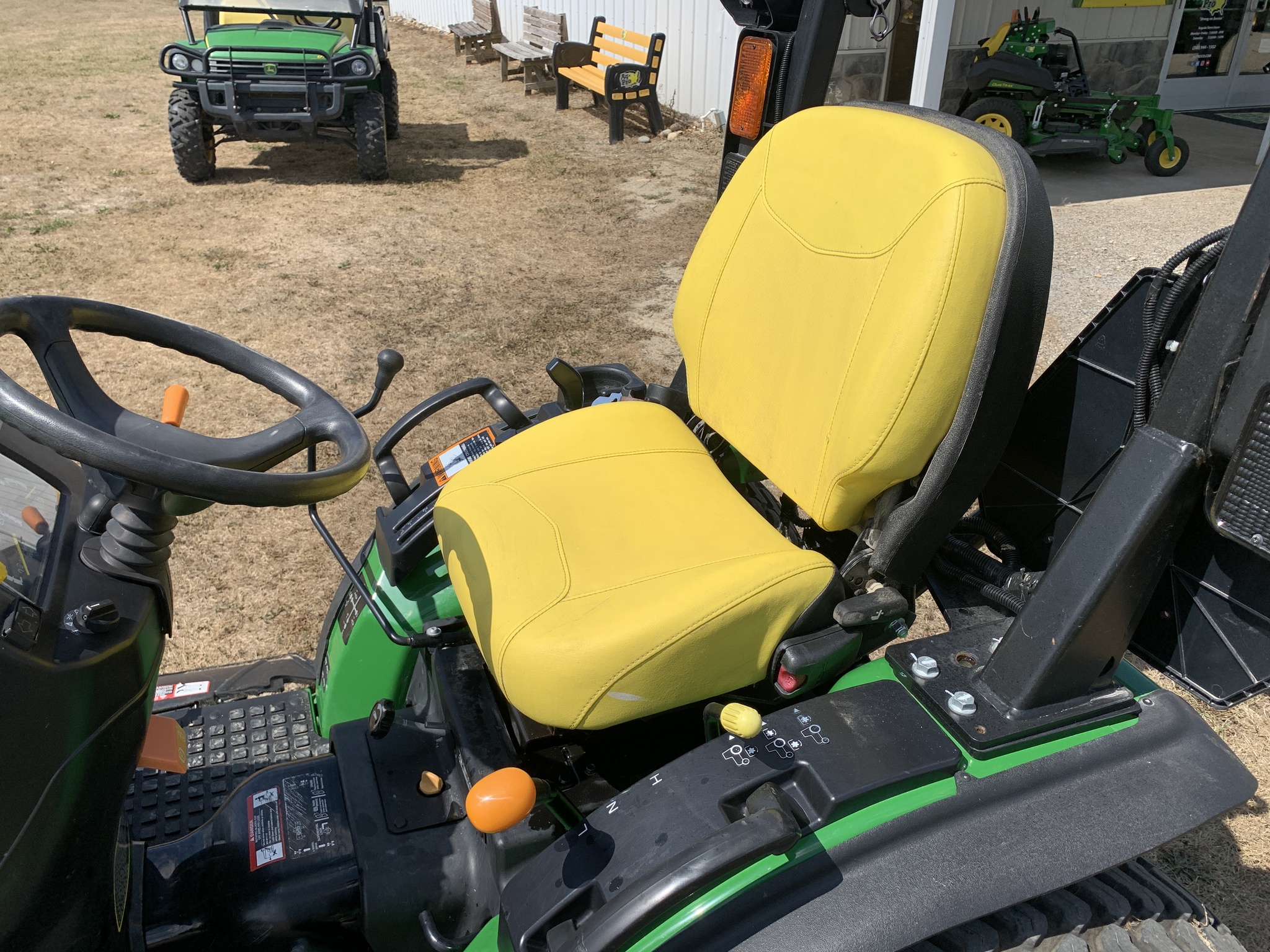 2015 John Deere 2032R Image 4