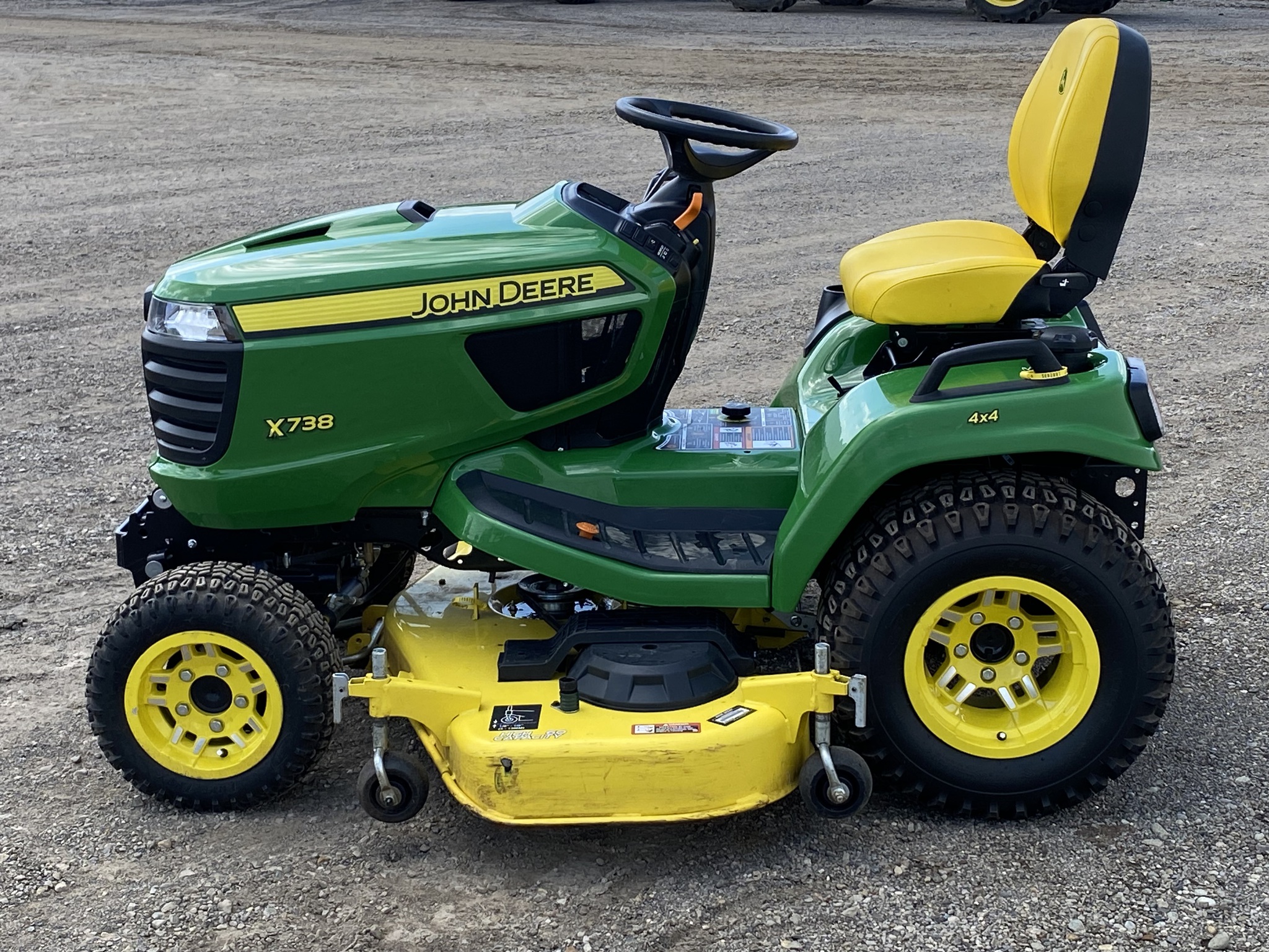 2022 John Deere X738 Image 6