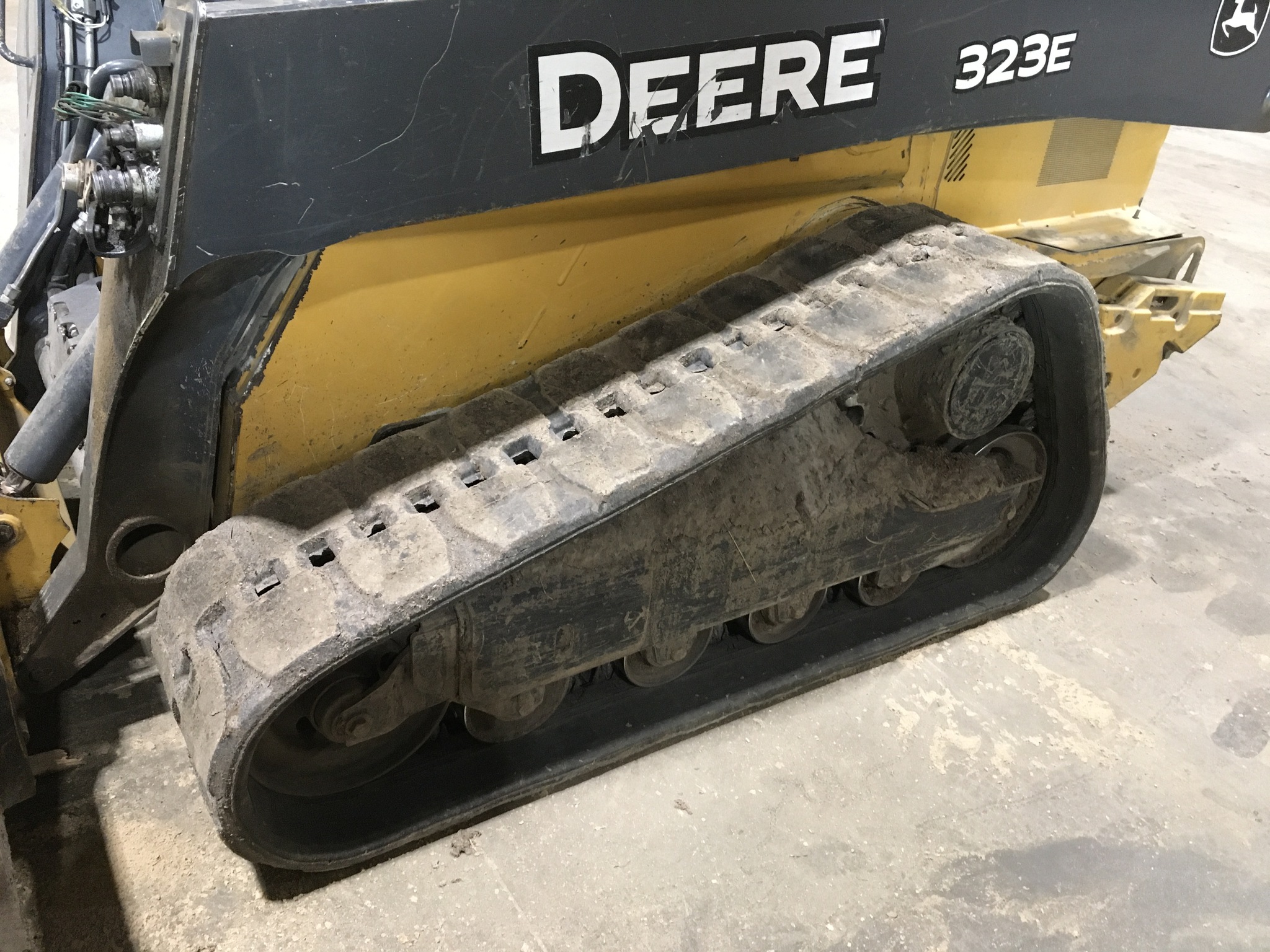 2015 John Deere 323E Image 4
