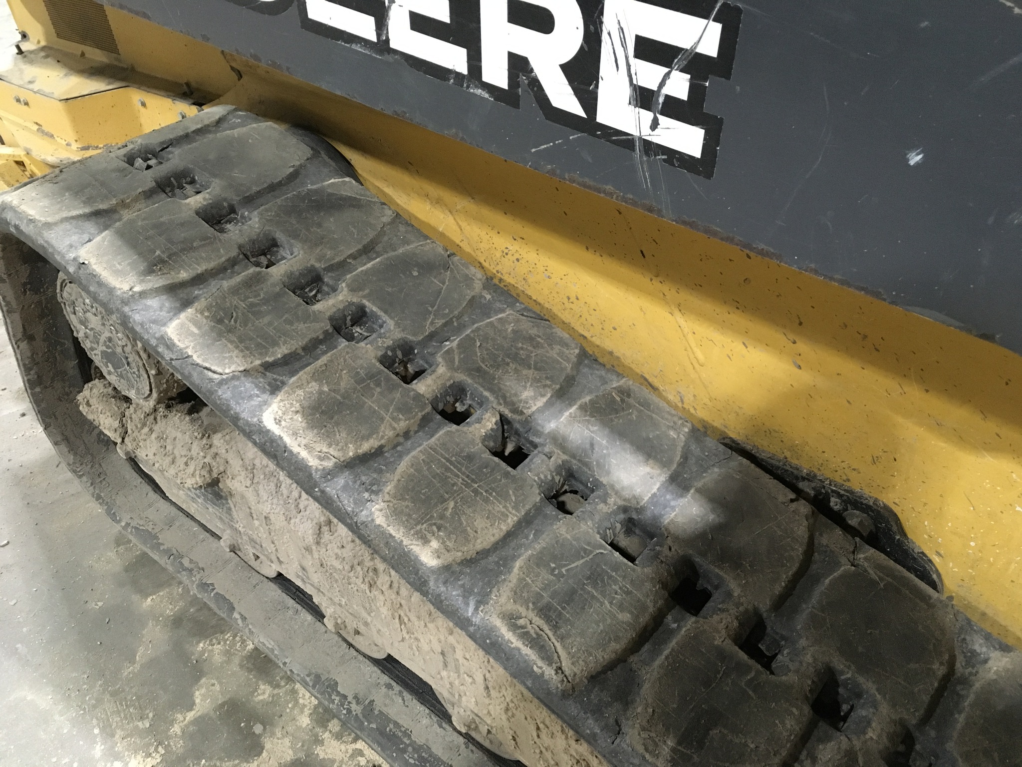 2015 John Deere 323E Image 3