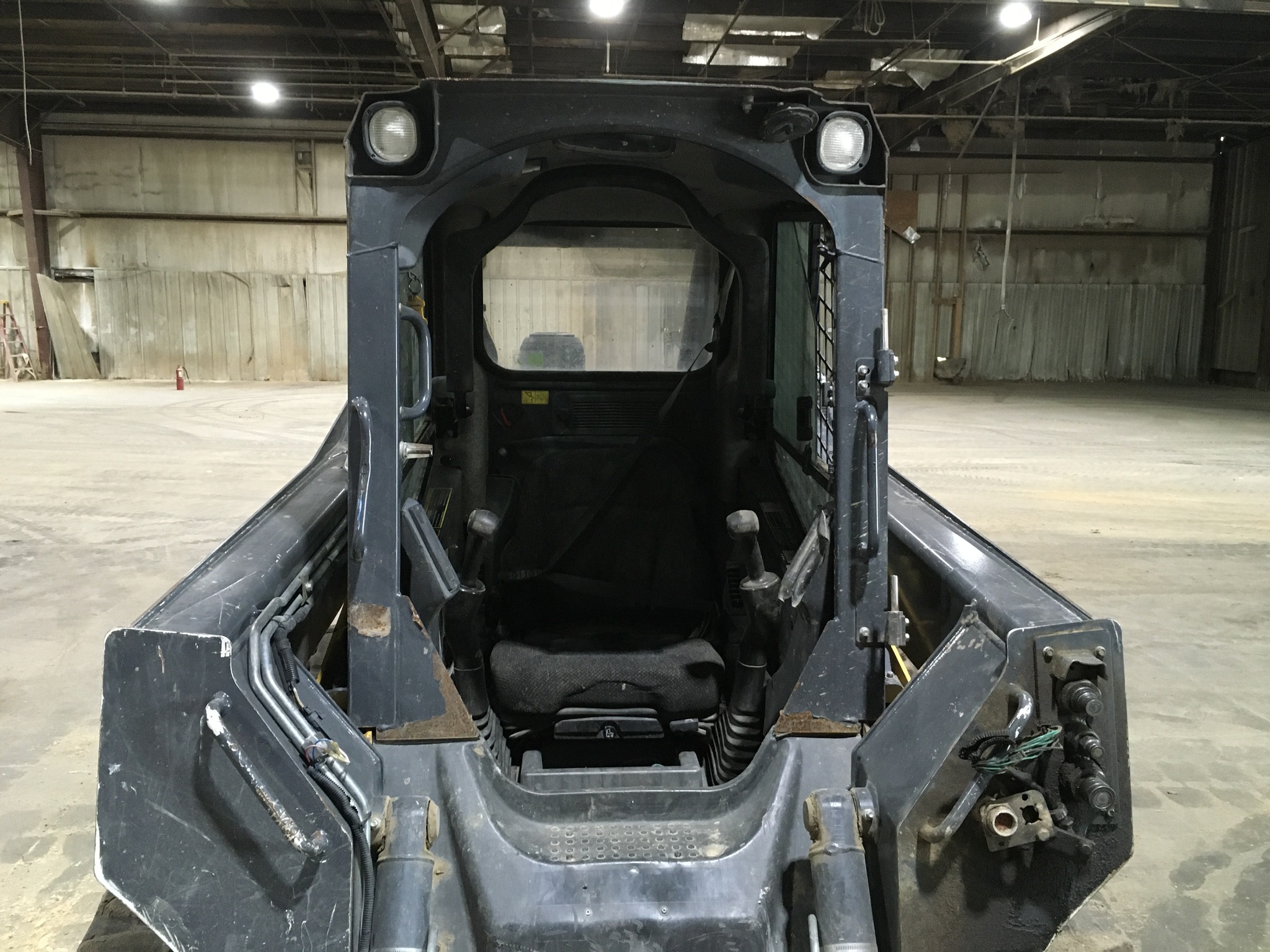 2015 John Deere 323E Image 9