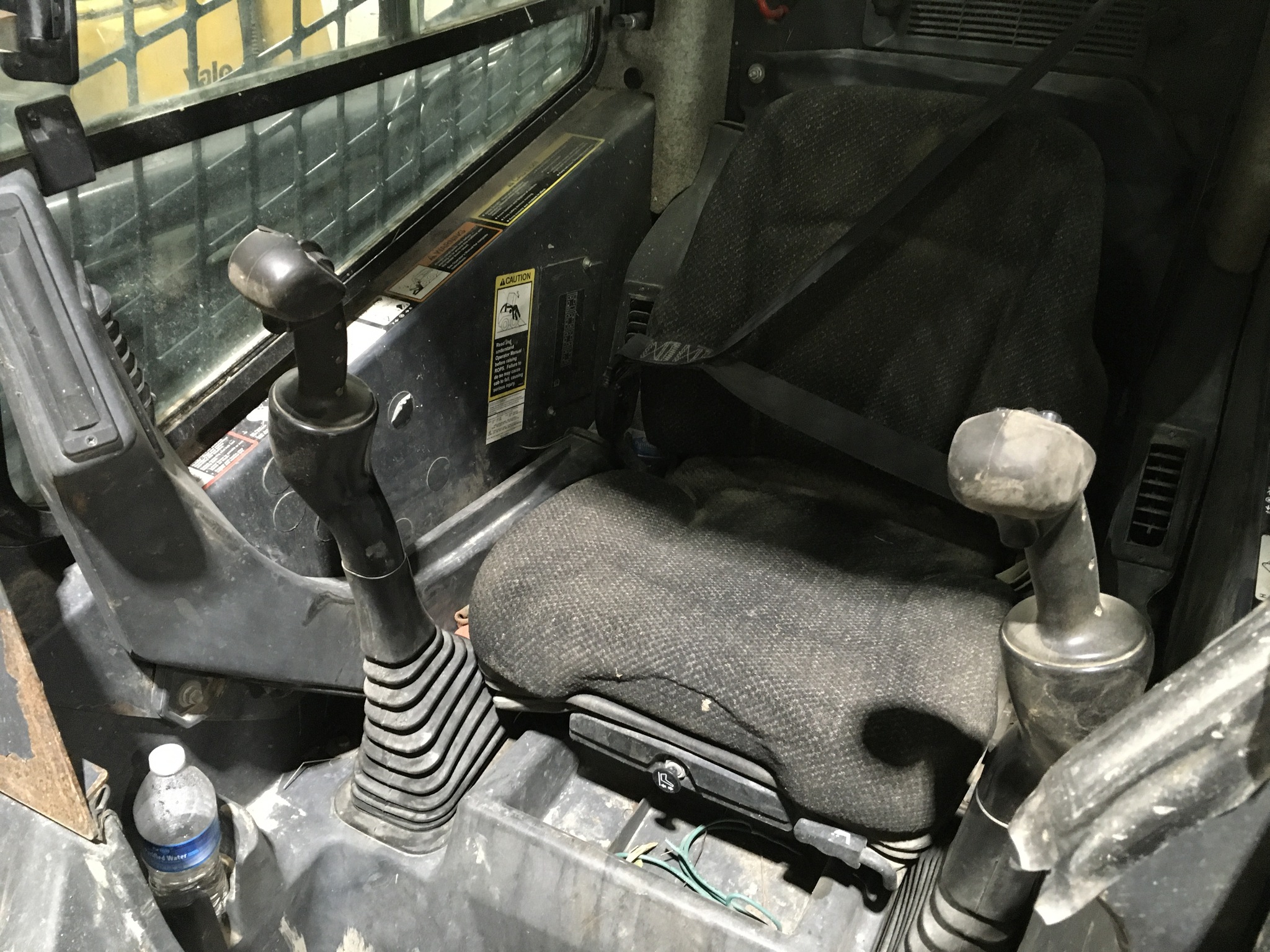 2015 John Deere 323E Image 10
