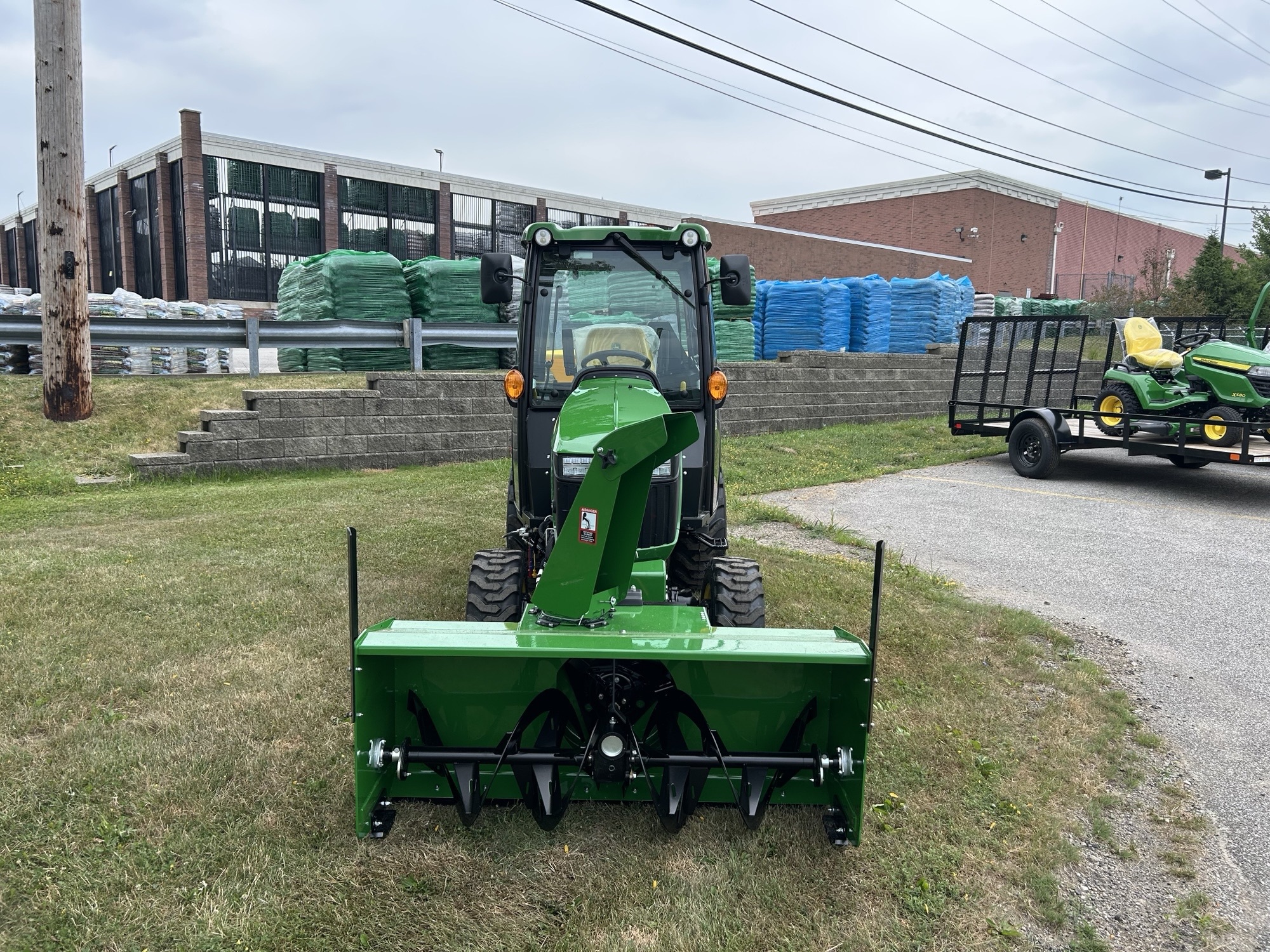 2025 John Deere 2025R Image 2