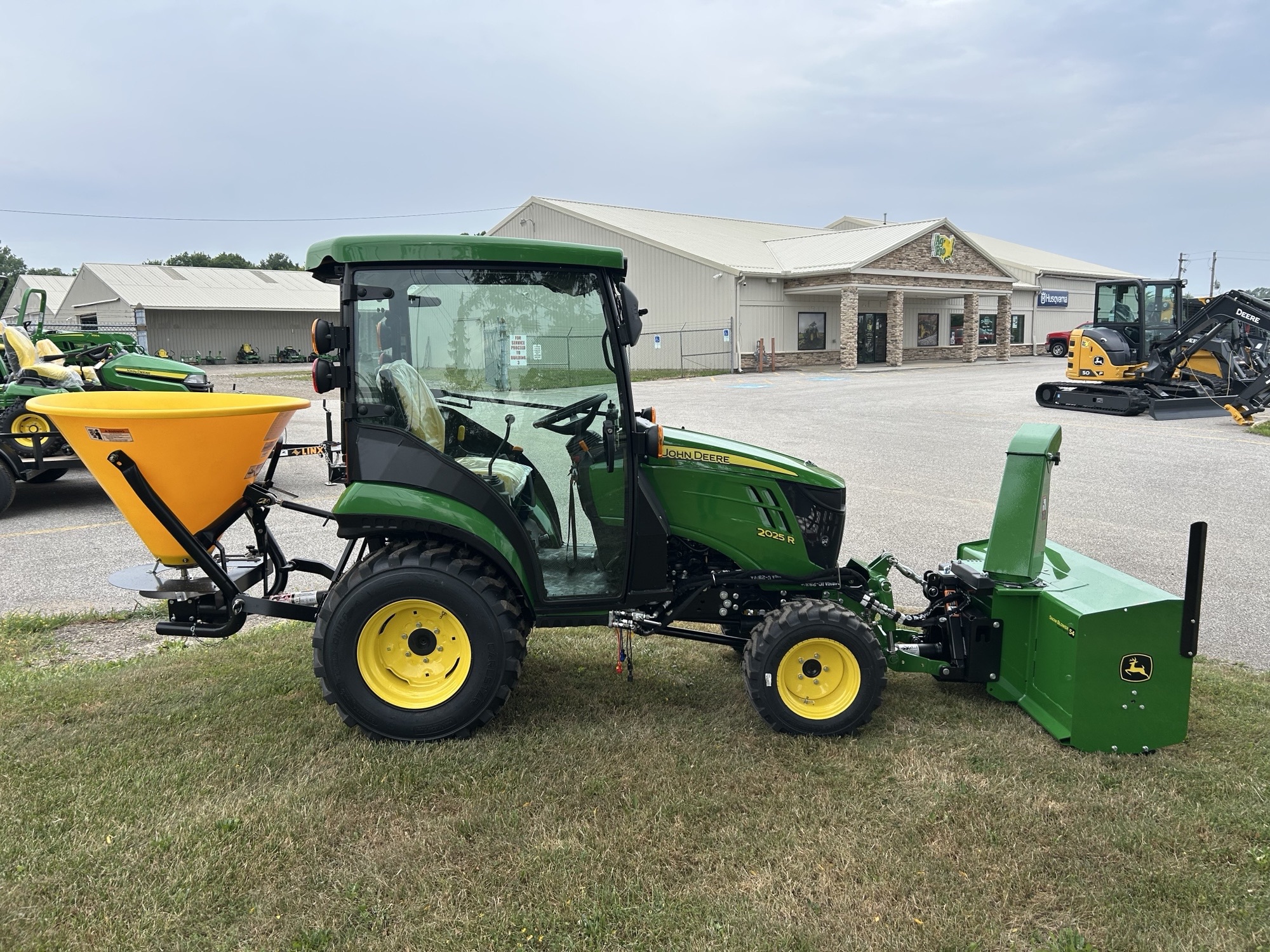 2025 John Deere 2025R Image 8