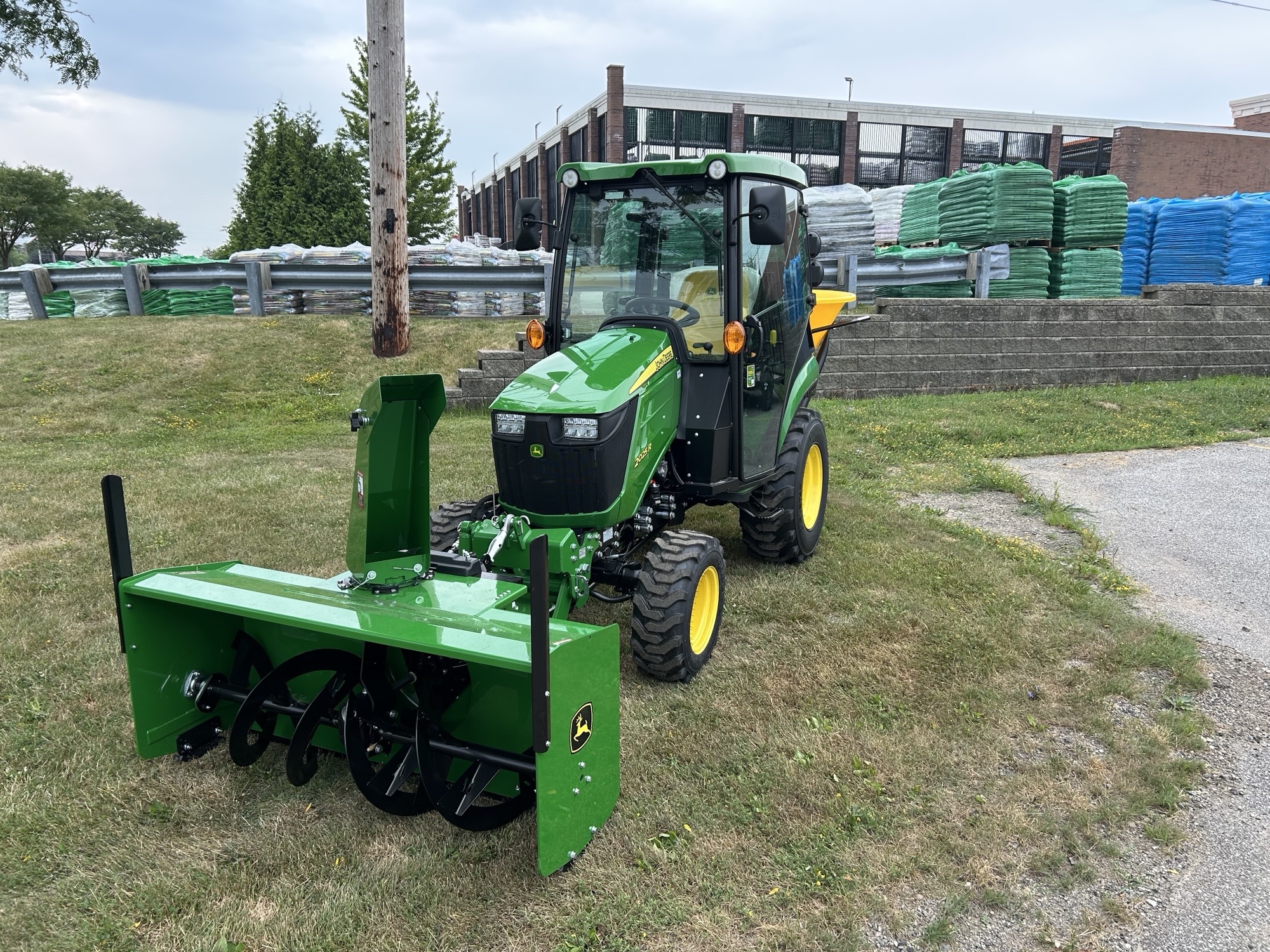 2025 John Deere 2025R Image 3