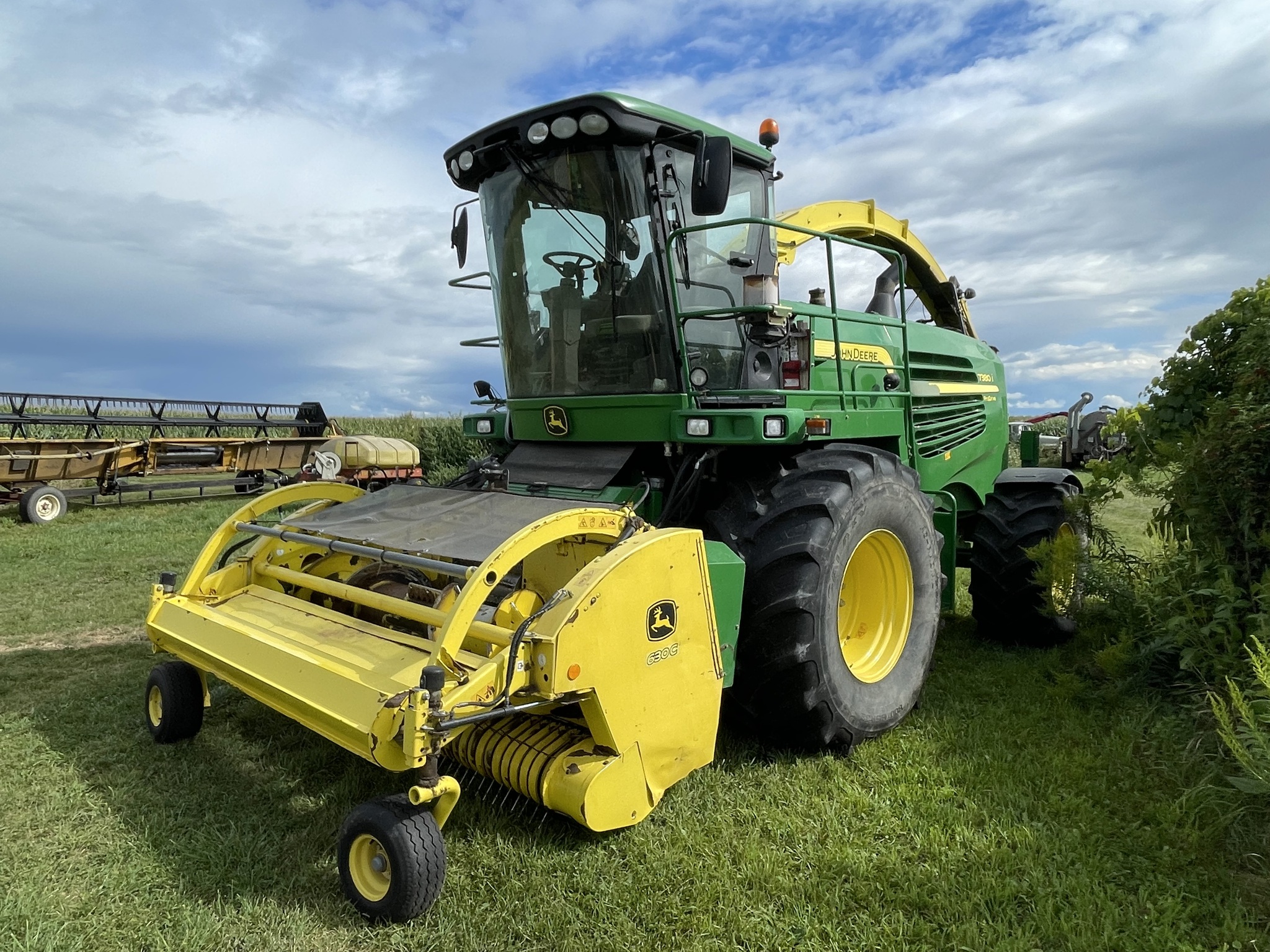 2011 John Deere 630 Image 1