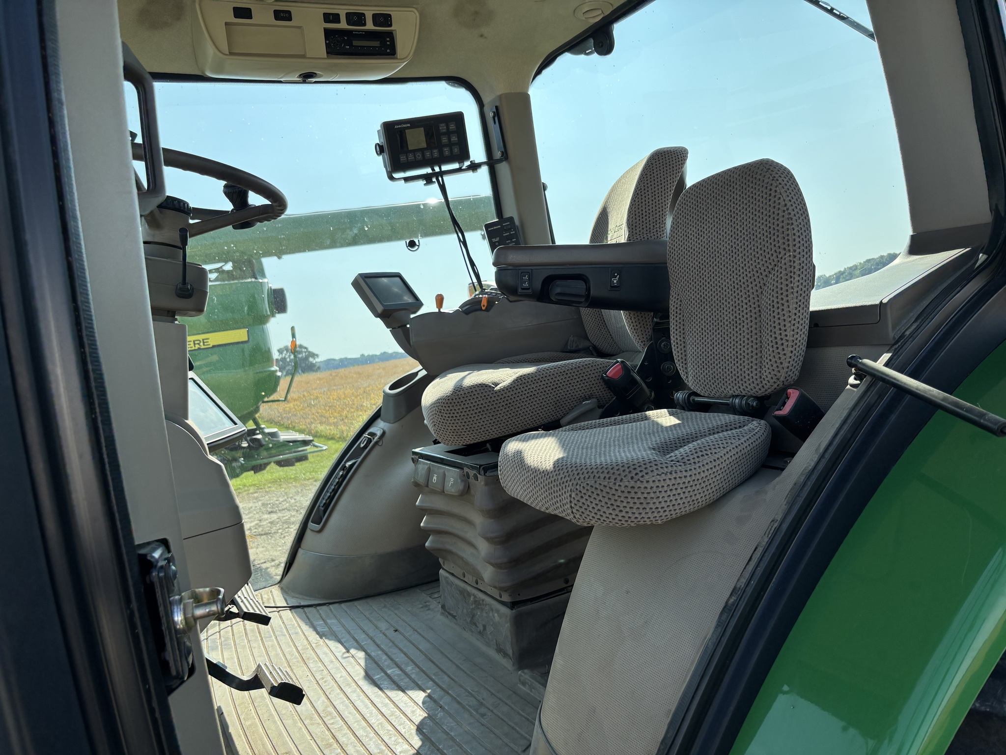2013 John Deere 8285R Image 8