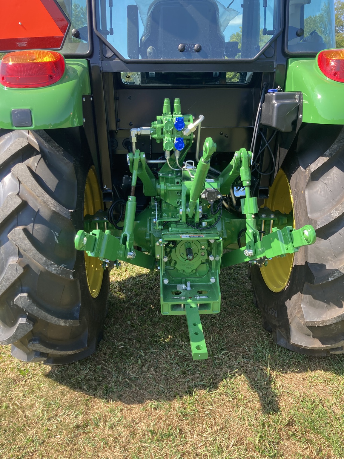 2025 John Deere 5100E Image 3