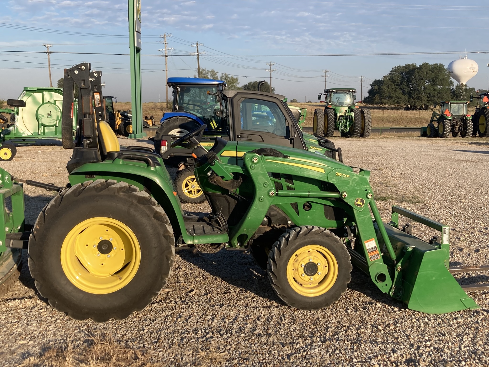 2020 John Deere 3038E Image 4