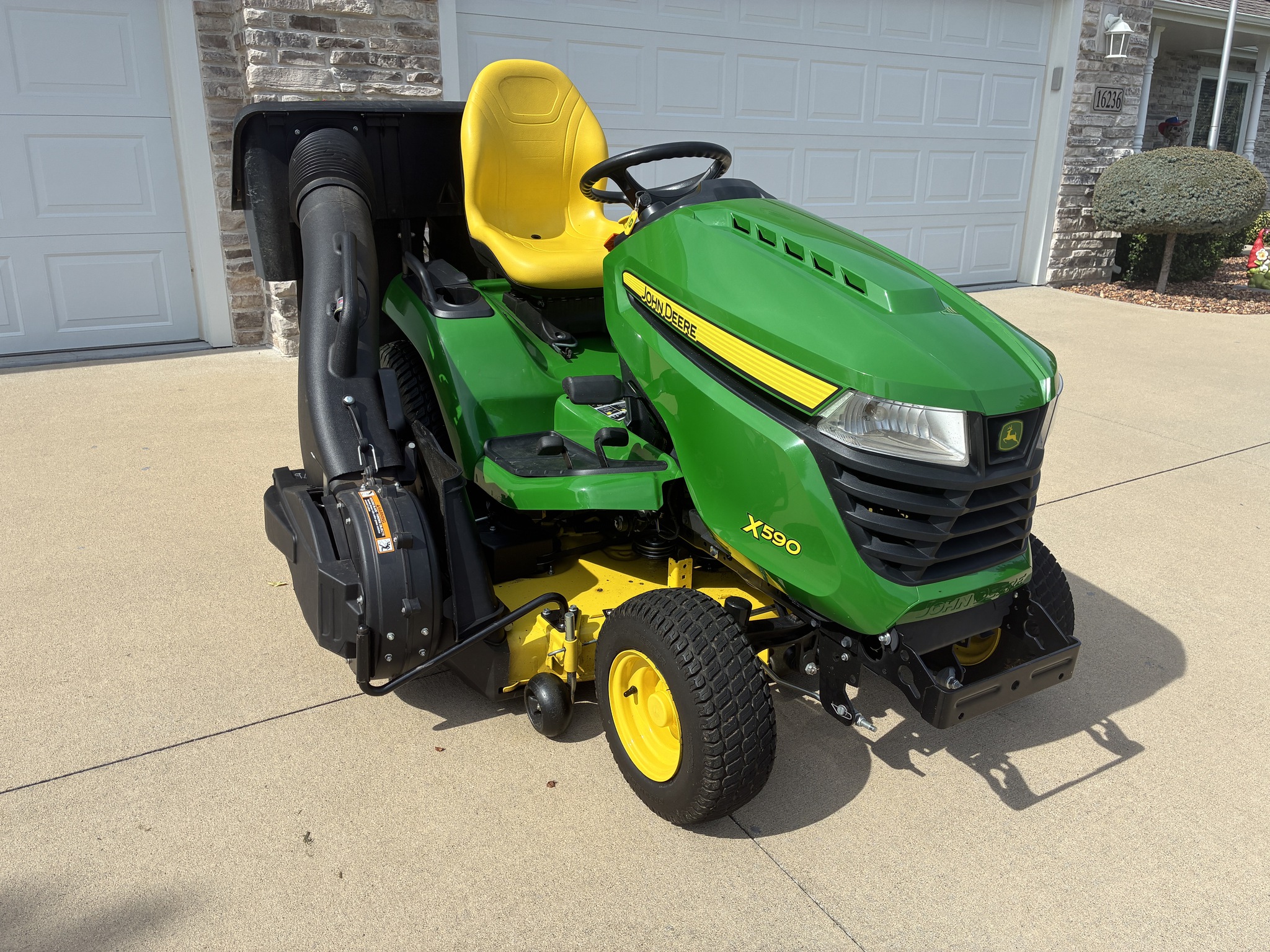 2019 John Deere X590 Image 2