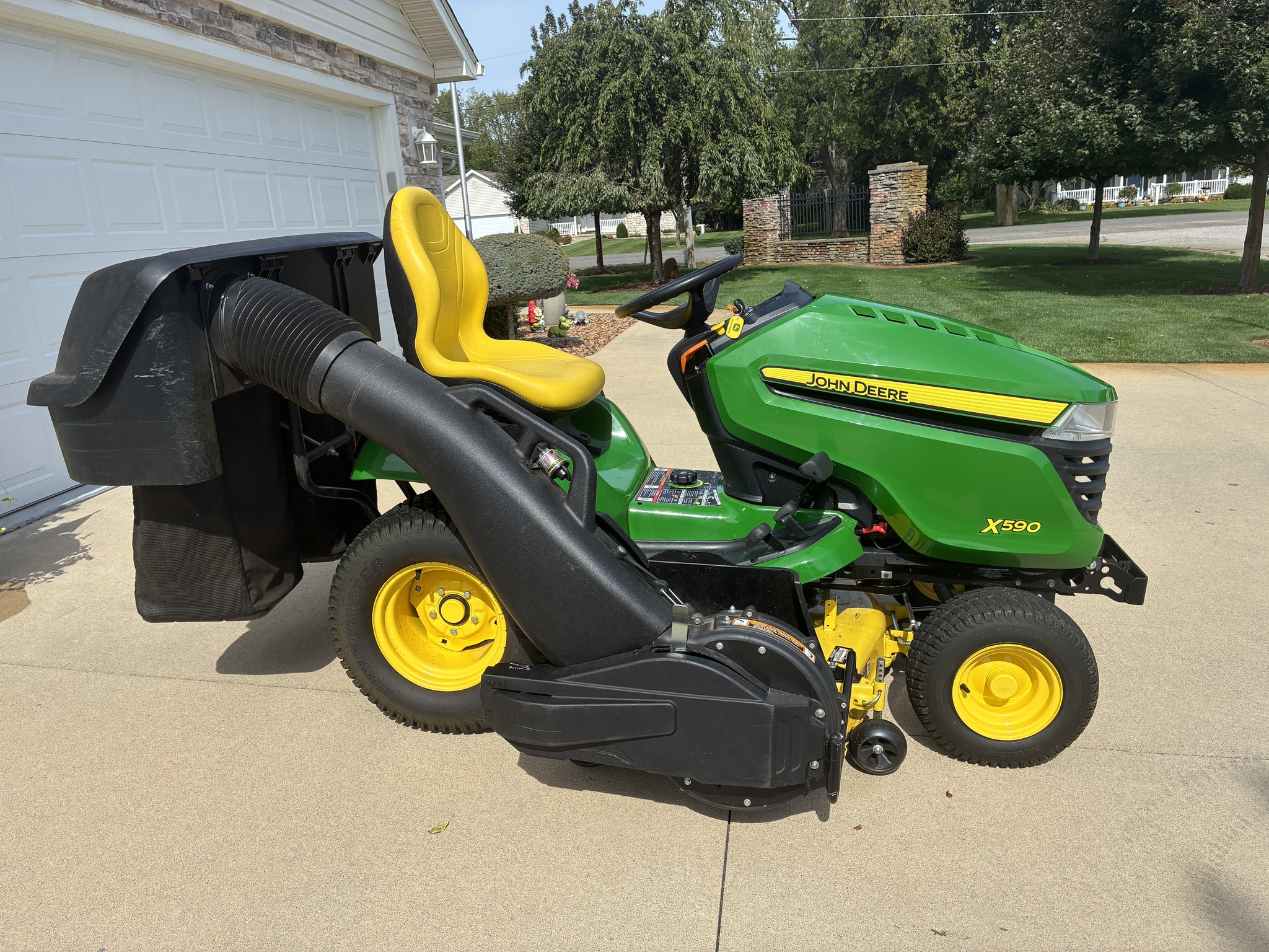 2019 John Deere X590 Image 3