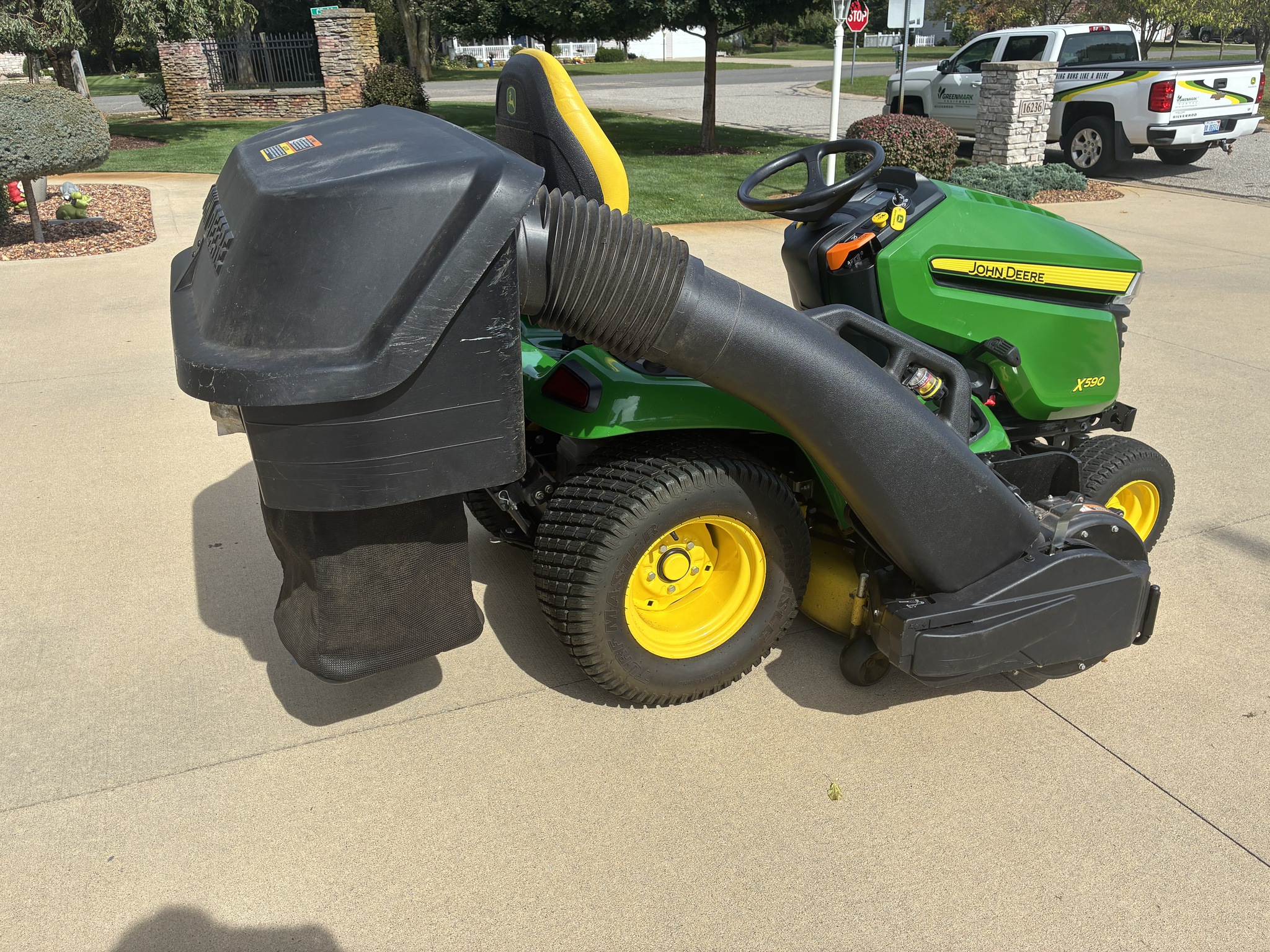 2019 John Deere X590 Image 4