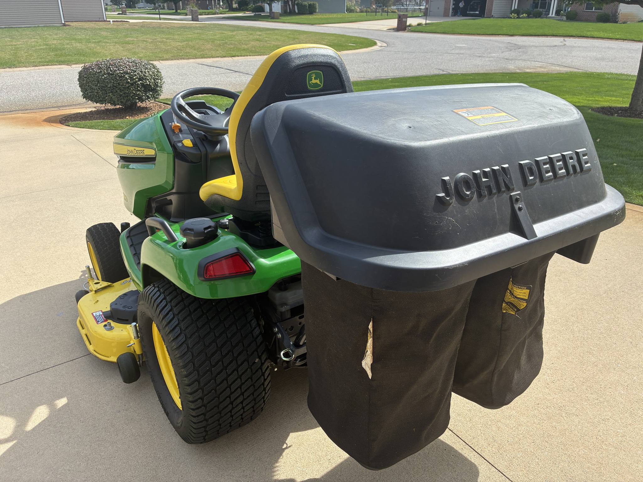 2019 John Deere X590 Image 6