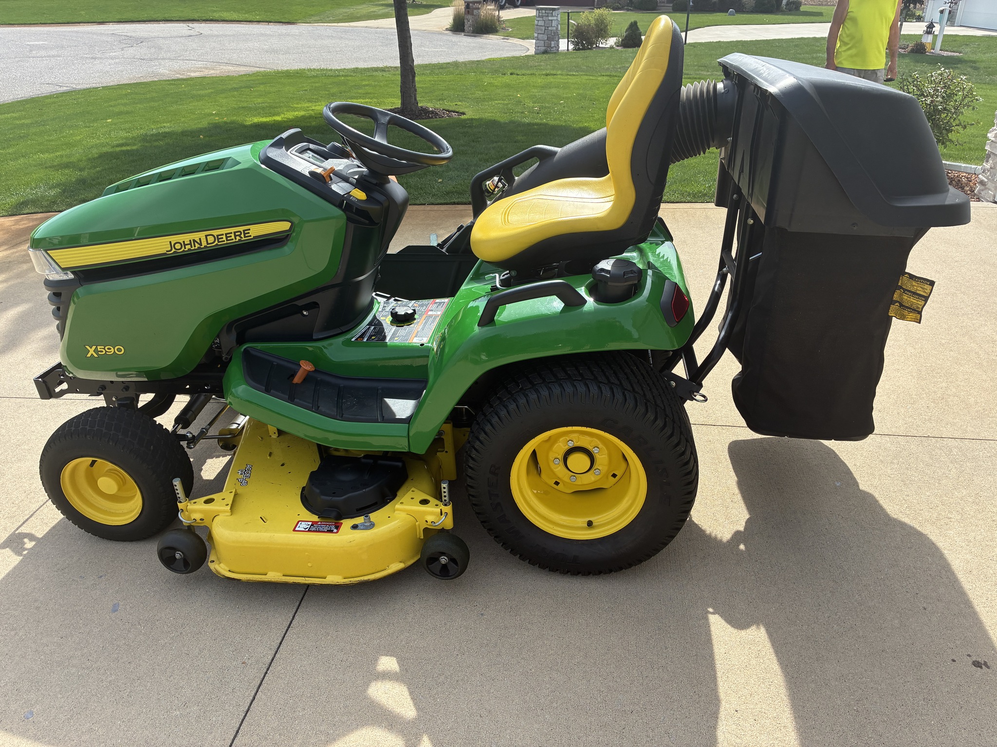 2019 John Deere X590 Image 7
