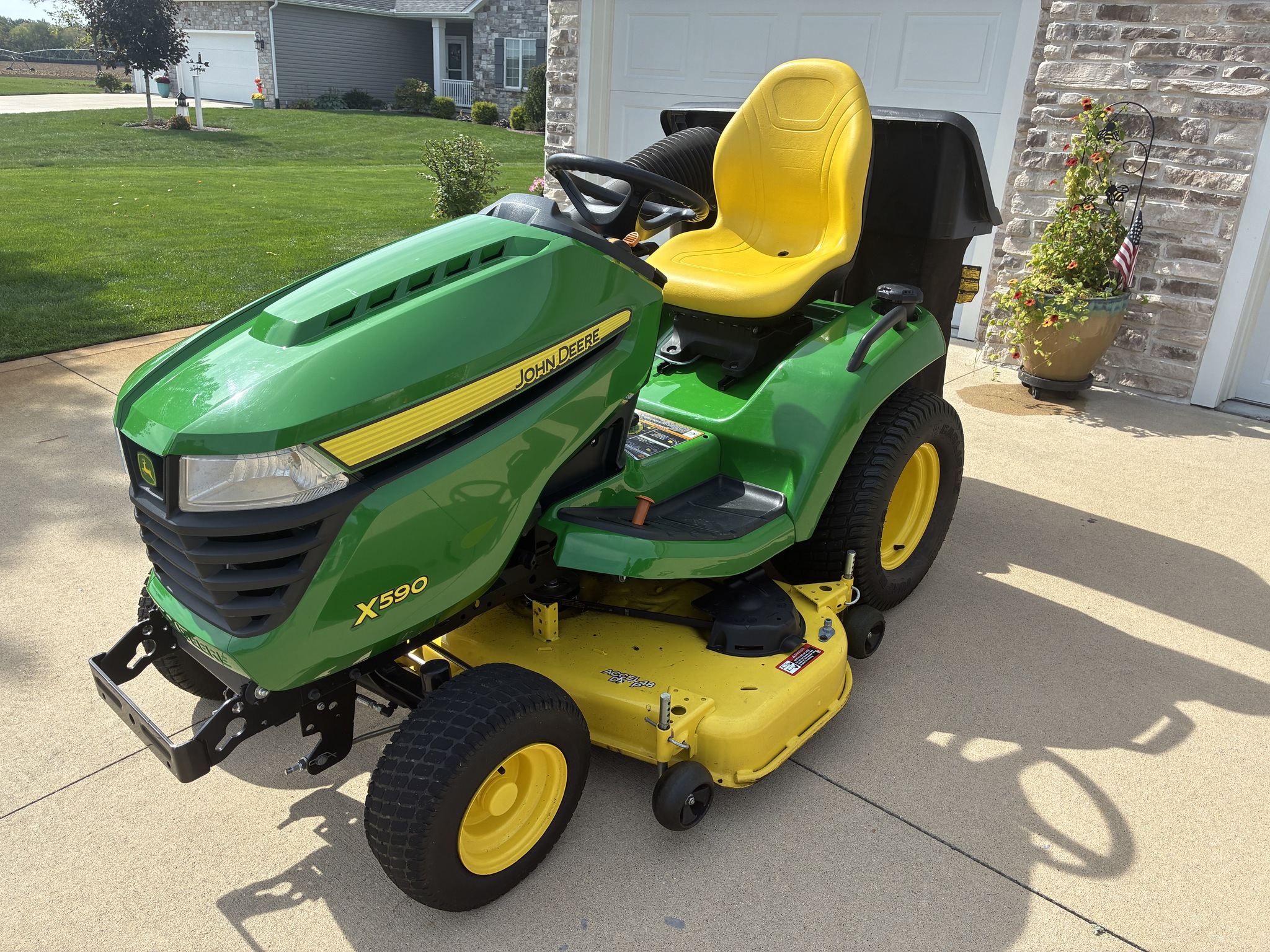 2019 John Deere X590 Image 8