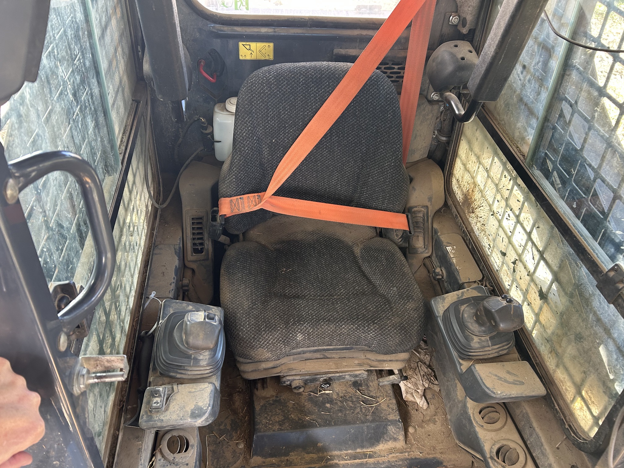 2017 John Deere 317G Image 8